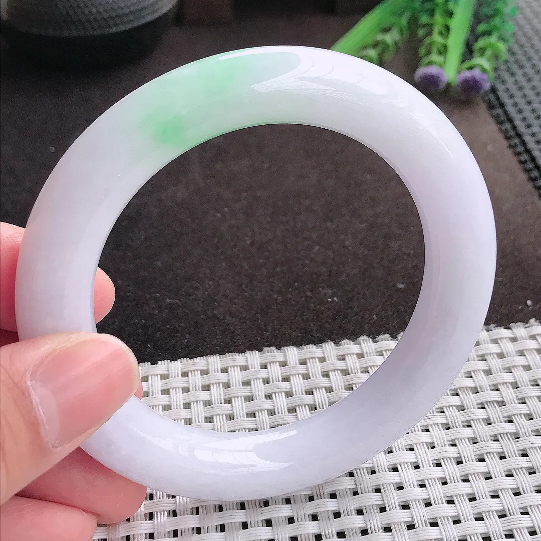 实拍A货翡翠57/11.7/11.5老坑精美温润飘绿圆条手镯翡翠玉镯