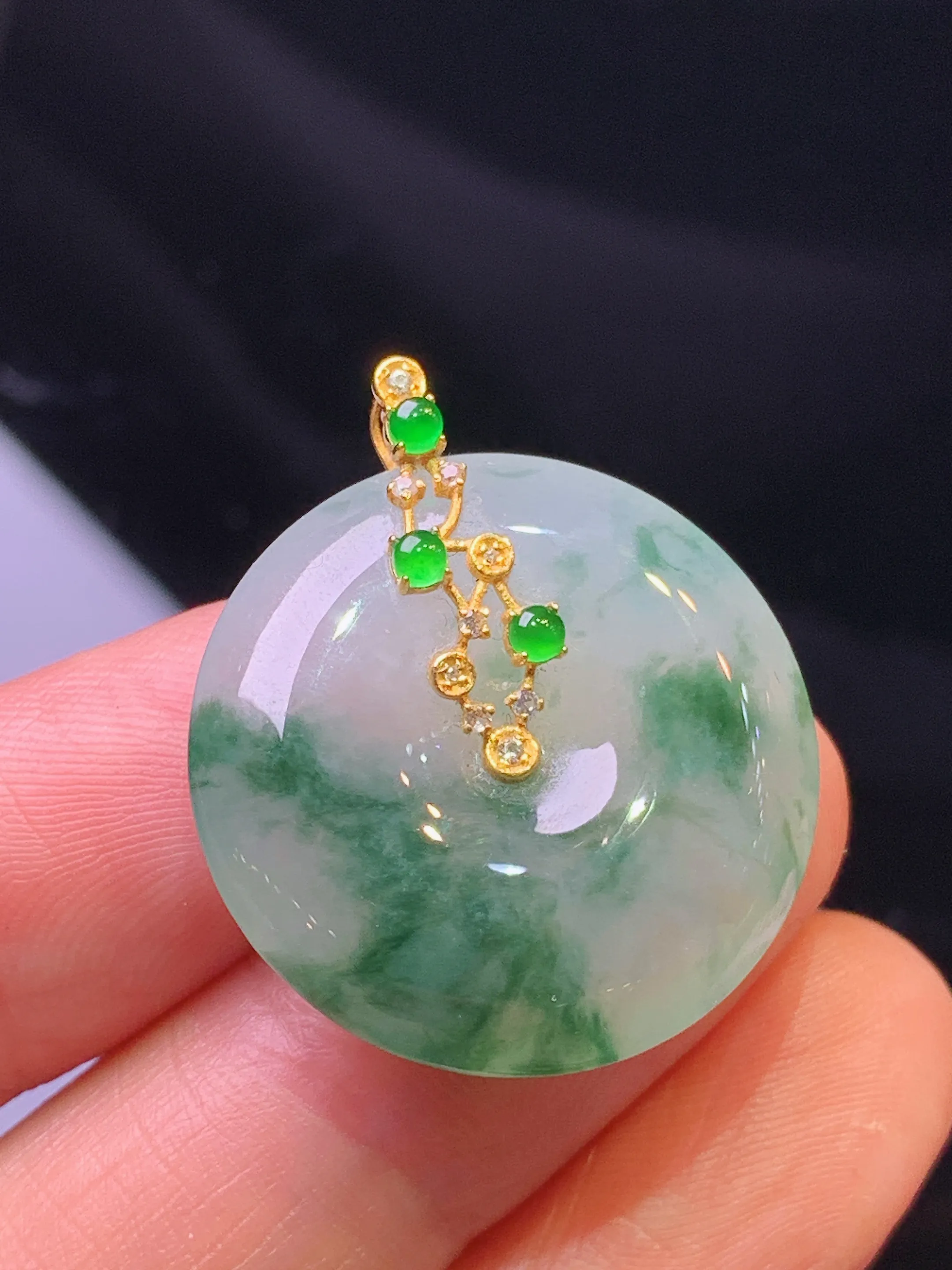 18金镶嵌飘绿平安扣吊坠 玉质细腻 色泽清新艳丽 整体尺寸27.5*5.8