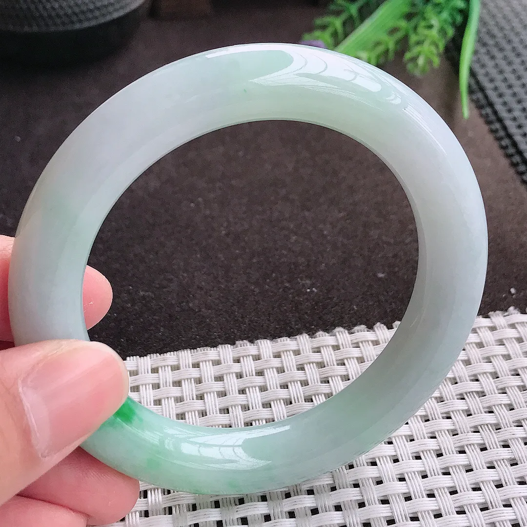 实拍A货翡翠56/11老坑冰润飘绿圆条手镯翡翠玉镯