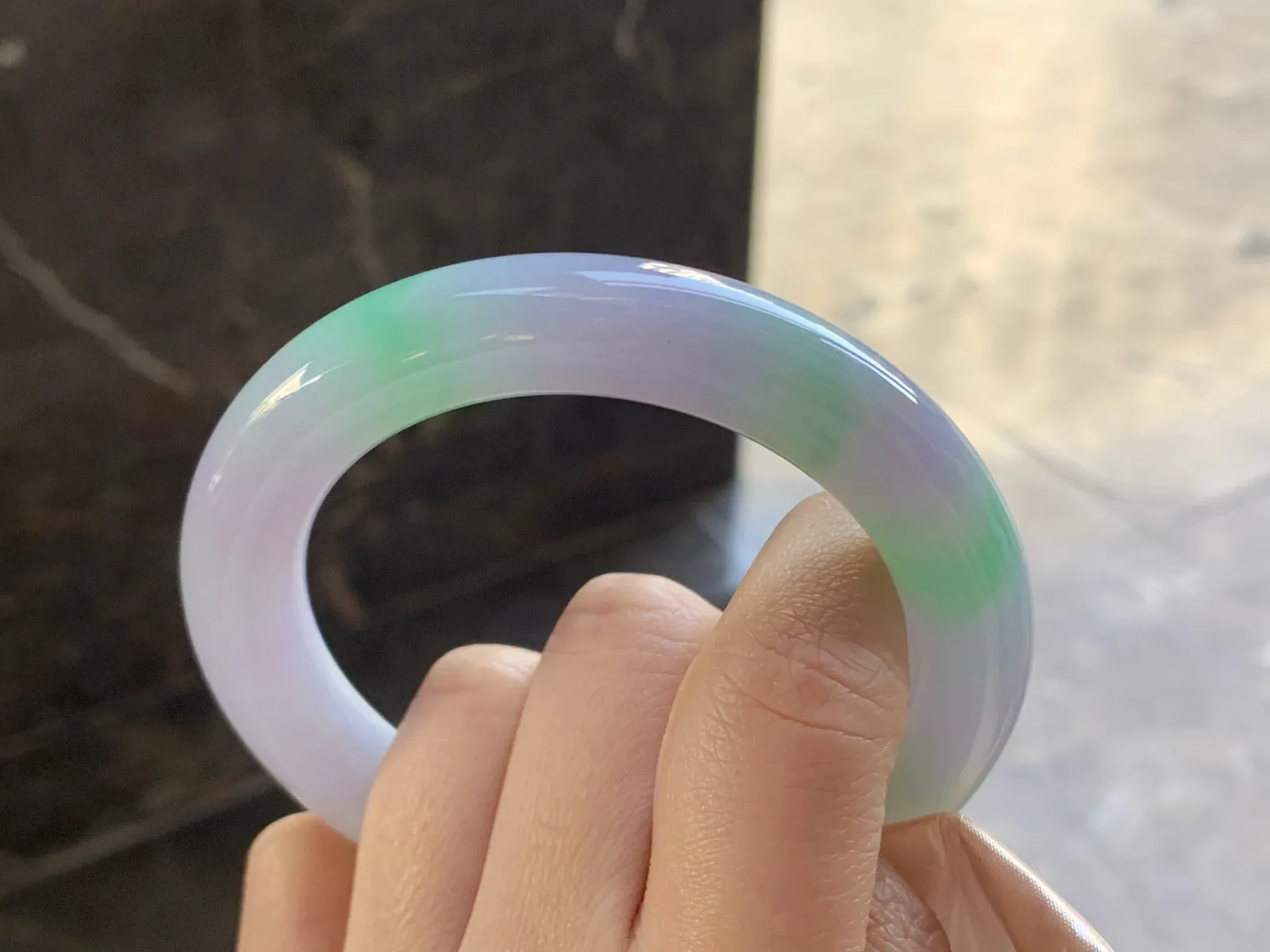 56-11.4

春带彩圆条手镯^_^鲜艳 玉质温润