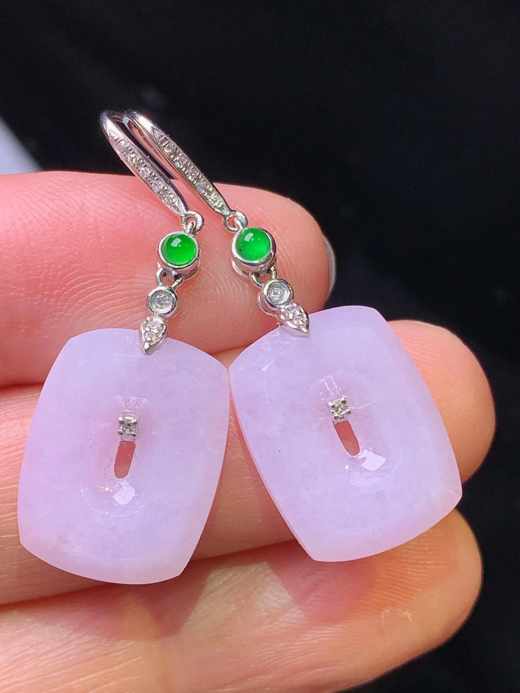 18k金钻镶嵌紫罗兰平安扣耳坠 玉质细腻 色泽艳丽清新 整体尺寸34.6*12.5*3.8