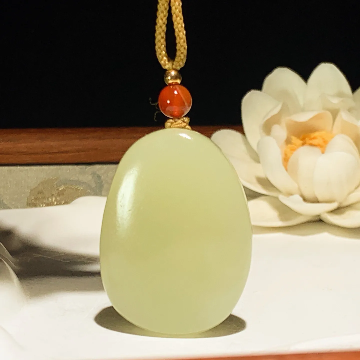 新疆若羌黄口料虚空藏菩萨牌子挂件。尺寸38/28/12重27.5克。玉质细腻油润。手推出油。佩戴高端典雅。lt260122