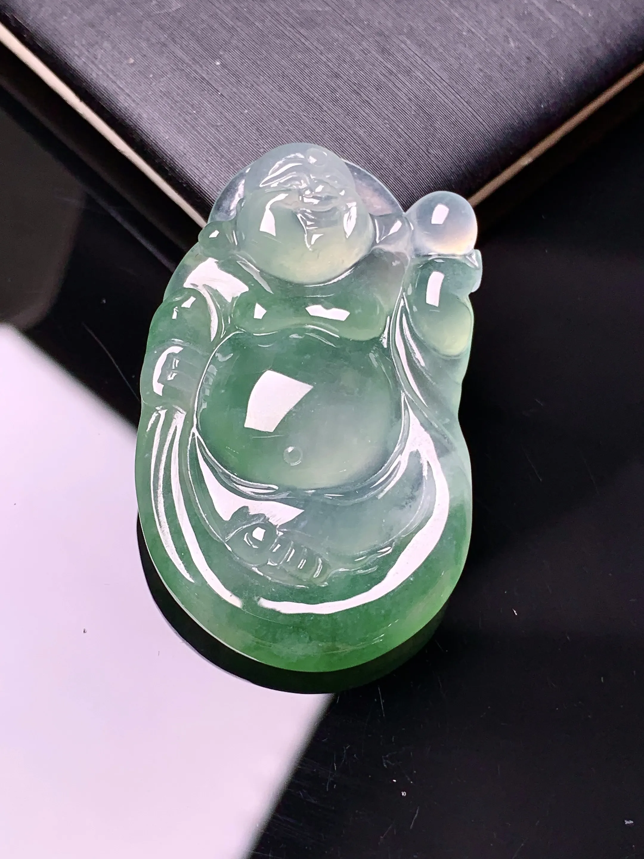 冰种飘绿逍遥佛公吊坠 玉质细腻 色泽清新艳丽 整体尺寸36.7*22.6*5.5