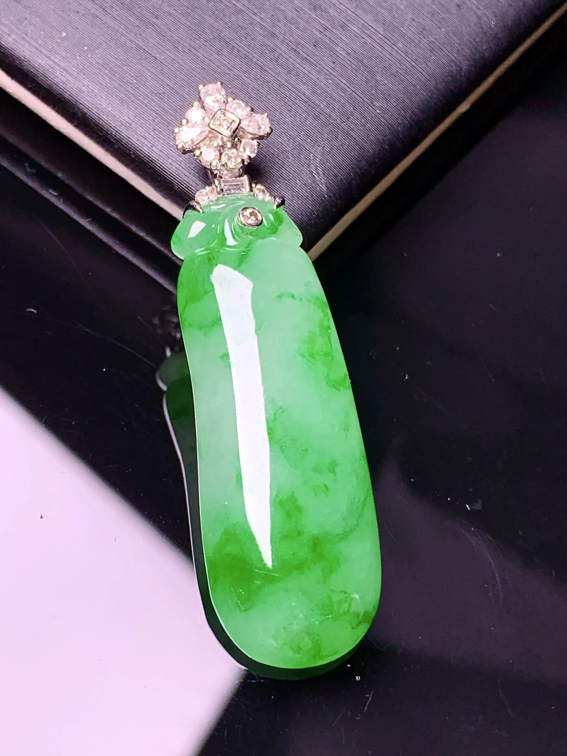 18k金钻镶嵌翠绿福瓜吊坠 玉质细腻 色泽艳丽清新 整体尺寸39.6*11.3*4.6