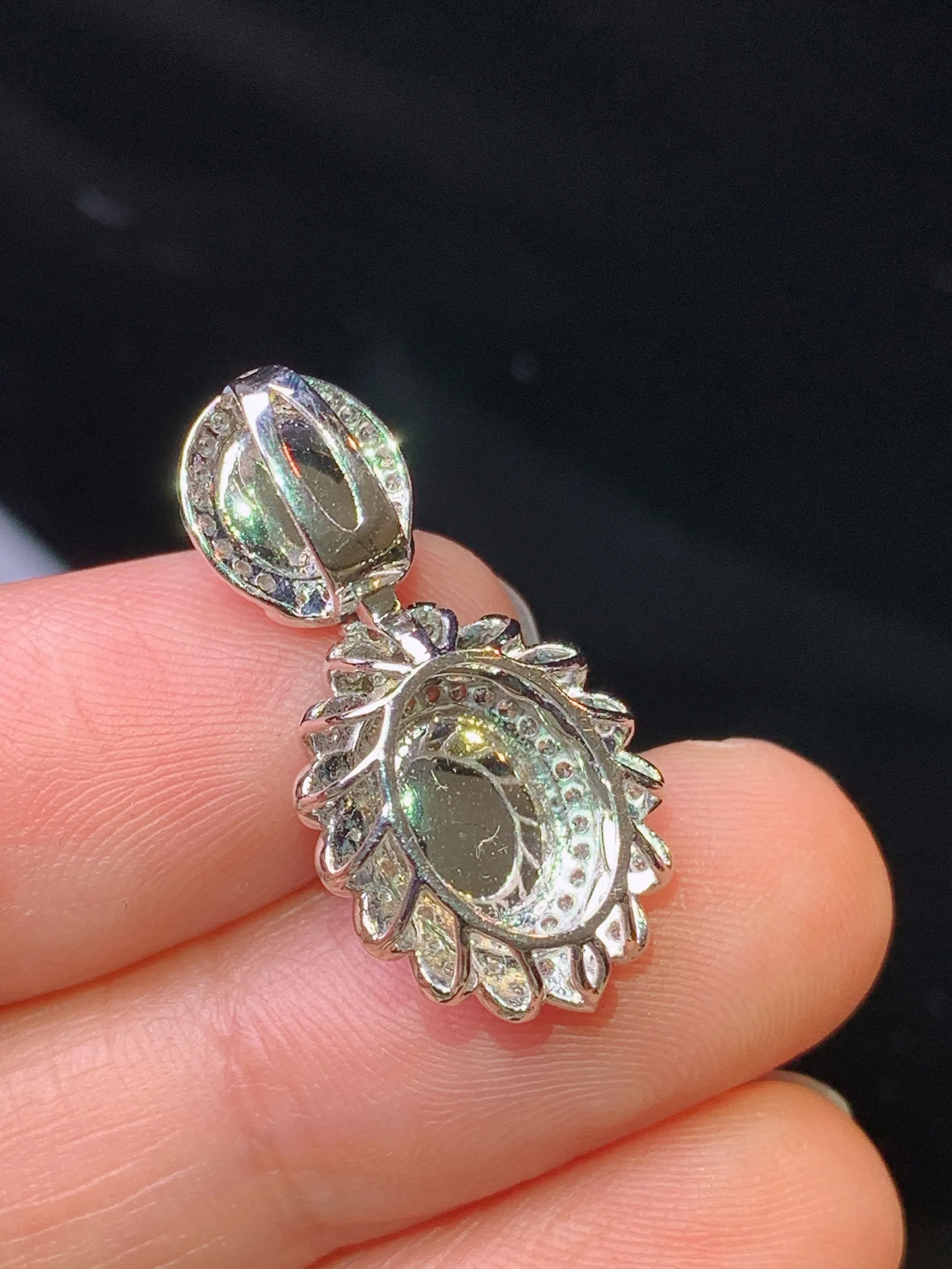 18k金钻镶嵌满绿蛋面吊坠 玉质细腻 色泽艳丽清新 整体尺寸 25.2*12.5*9