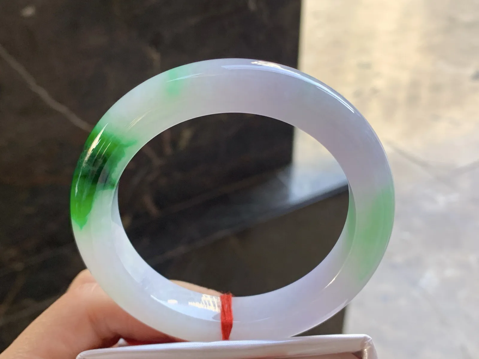 57-12.3-10.4

辣绿色手镯^_^颜色鲜艳 玉质温润