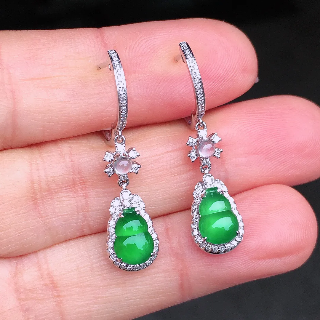 阳绿葫芦耳坠，色泽均匀艳丽，玉质细腻，荧光感超
强，饱满圆润，尽显优雅气质，18k
金豪华镶嵌