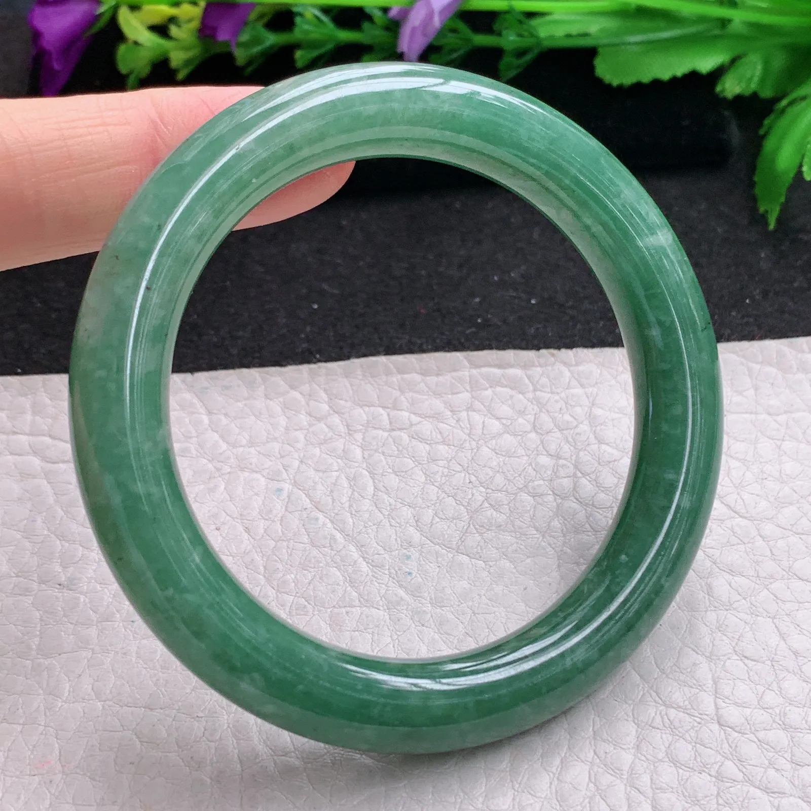 z实拍54.5*10美人镯 缅甸翡翠精飘温绿水润圆条玉手镯 玉手环