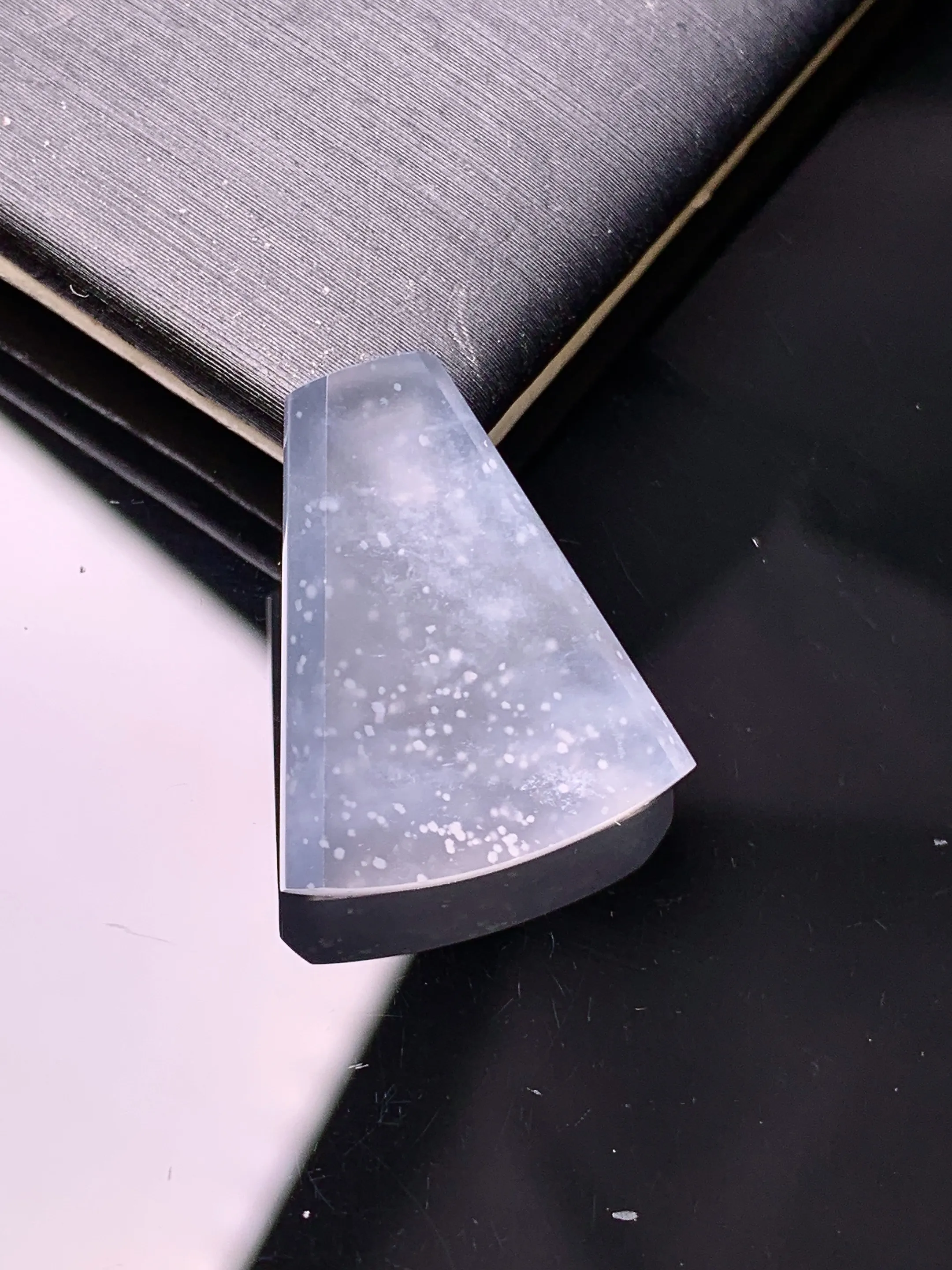 镶嵌款 冰种无事牌吊坠 玉质细腻 色泽清新艳丽 整体尺寸20.5*17.2*3.8