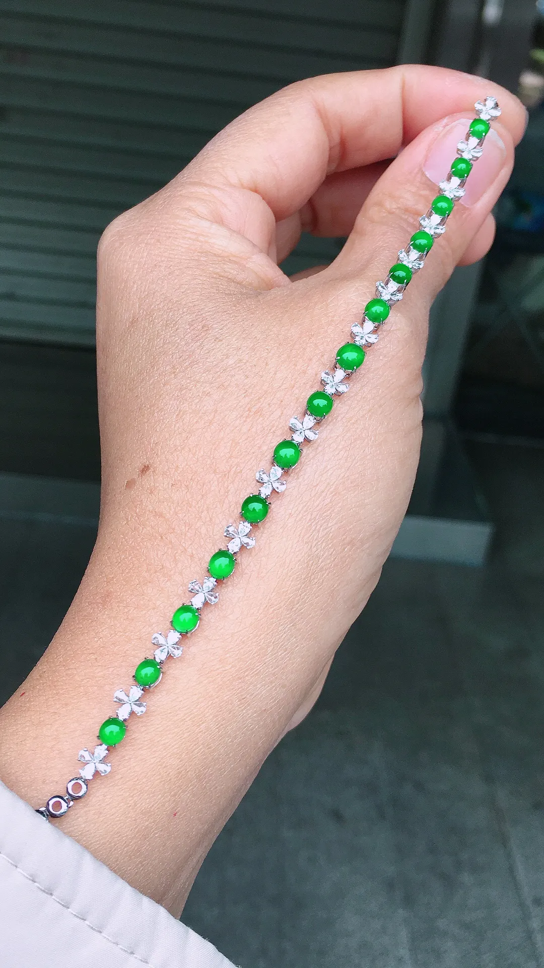 阳绿蛋面手链，色泽均匀艳丽，玉质细腻，荧光感超
强，饱满圆润，尽显优雅气质，18k
金豪华镶嵌