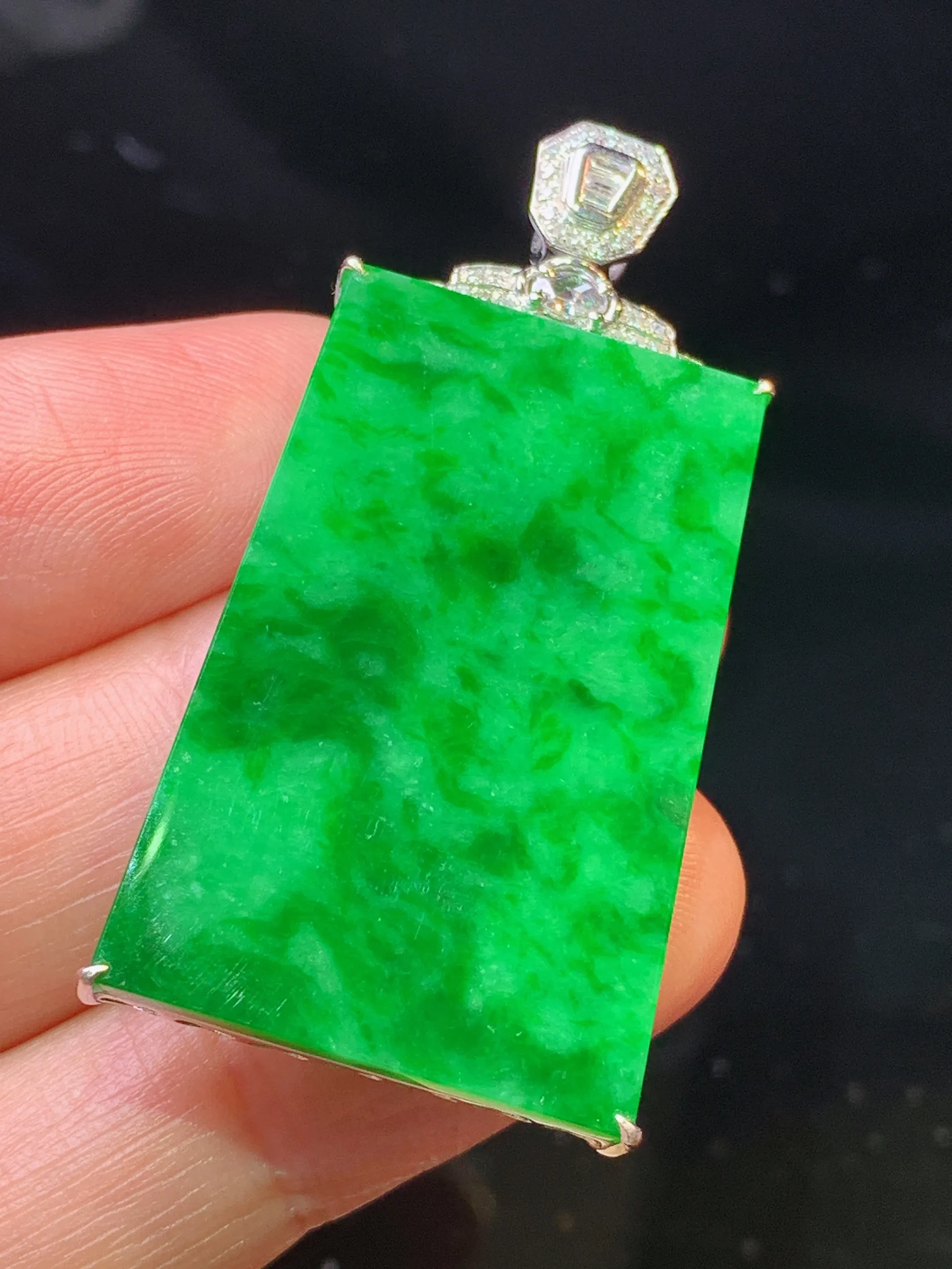 18k金钻镶嵌翠绿无事牌吊坠 玉质细腻 色泽艳丽清新 整体尺寸 43.6*22*5.2