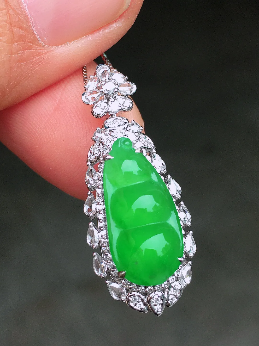 阳绿福豆吊坠，色泽均匀艳丽，玉质细腻，荧光感超
强，饱满圆润，尽显优雅气质，18k
金豪华镶嵌