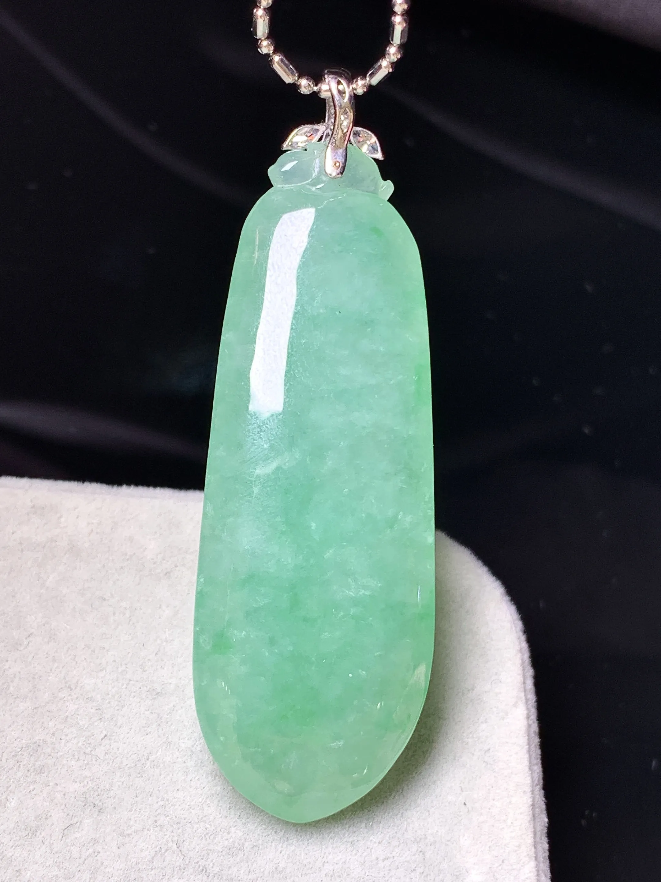 18金钻镶嵌浅绿福瓜吊坠 玉质细腻 色泽清新艳丽 整体尺寸51.3*16.3*8.8