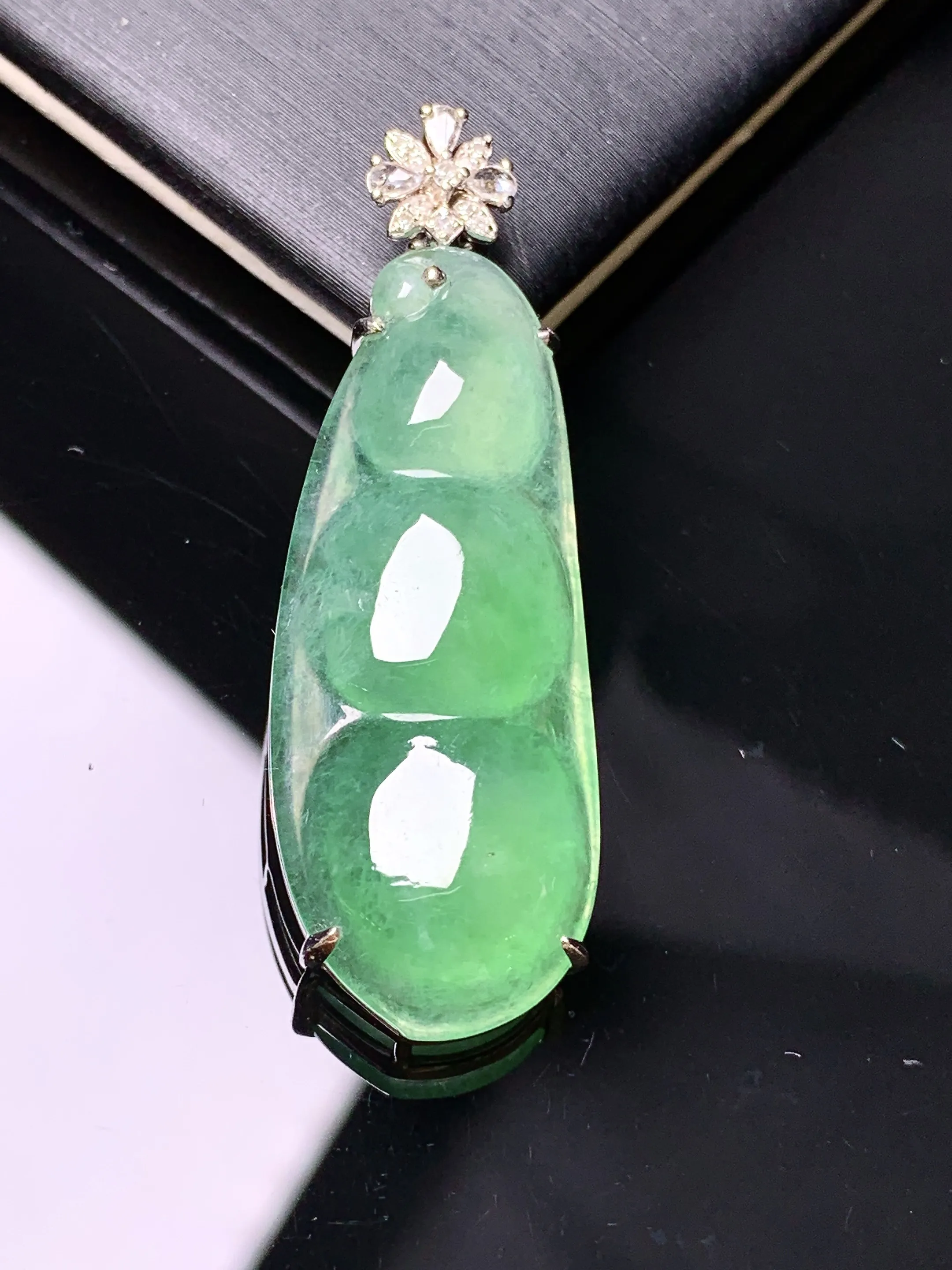 18k金钻镶嵌翠绿四季豆吊坠 玉质细腻 色泽艳丽清新 整体尺寸40.8*13.5*7