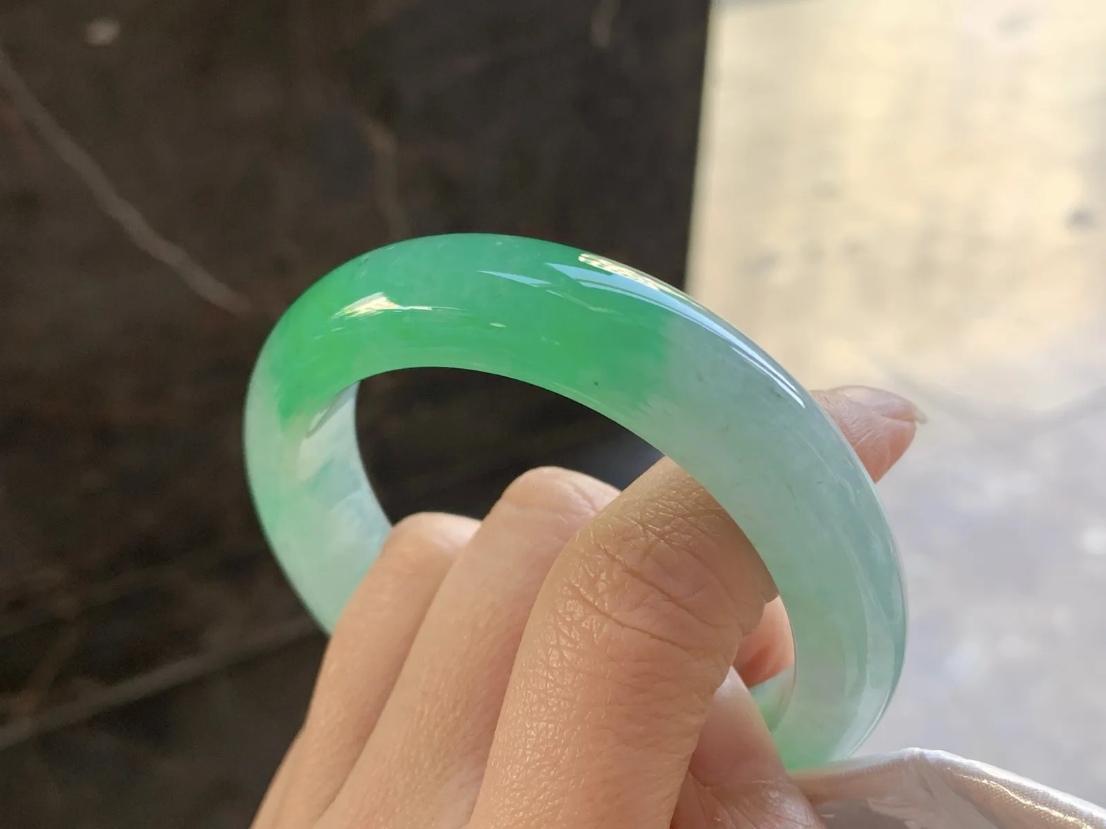 54-13.3-8.7

绿色手镯^_^颜色鲜艳 玉质温润 起光