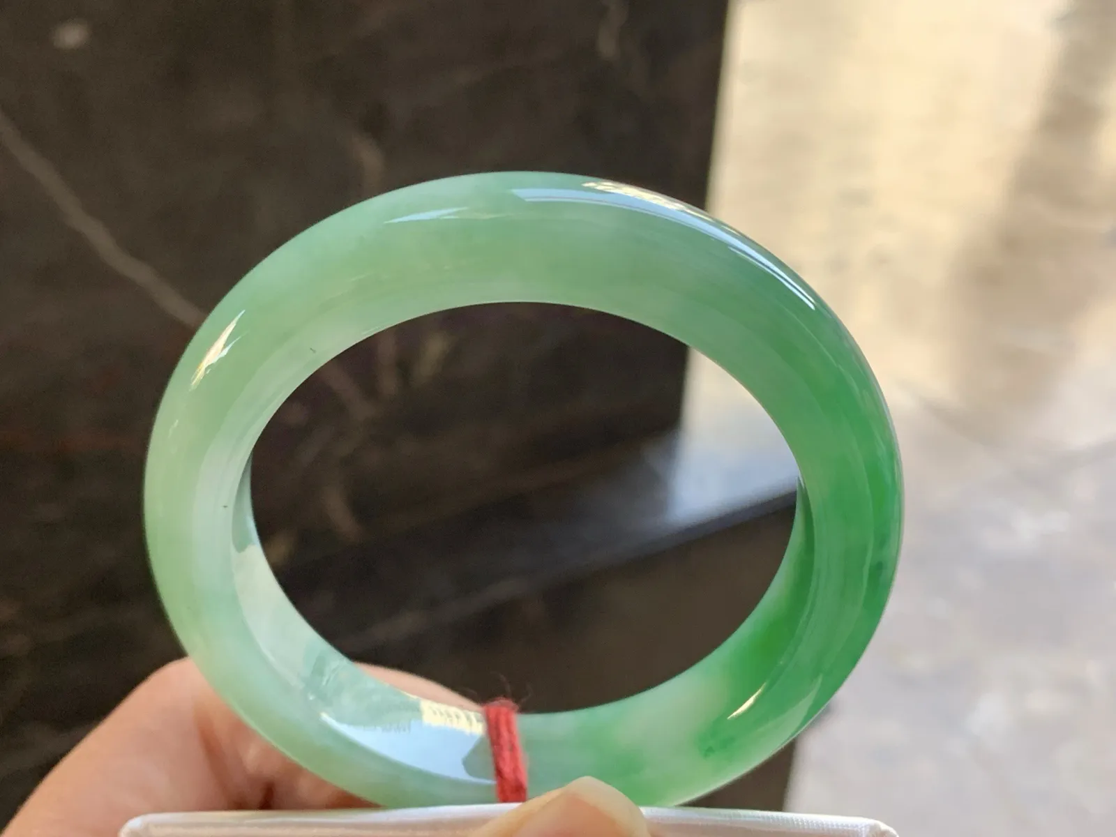 54-12.5-9.3

浓绿色手镯^_^鲜艳 玉质温润