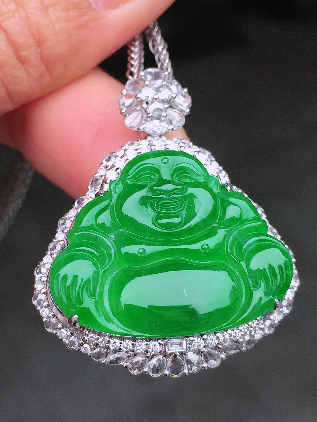 阳绿佛公吊坠，色泽均匀艳丽，玉质细腻，荧光感超
强，饱满圆润，尽显优雅气质，18k
金豪华镶嵌