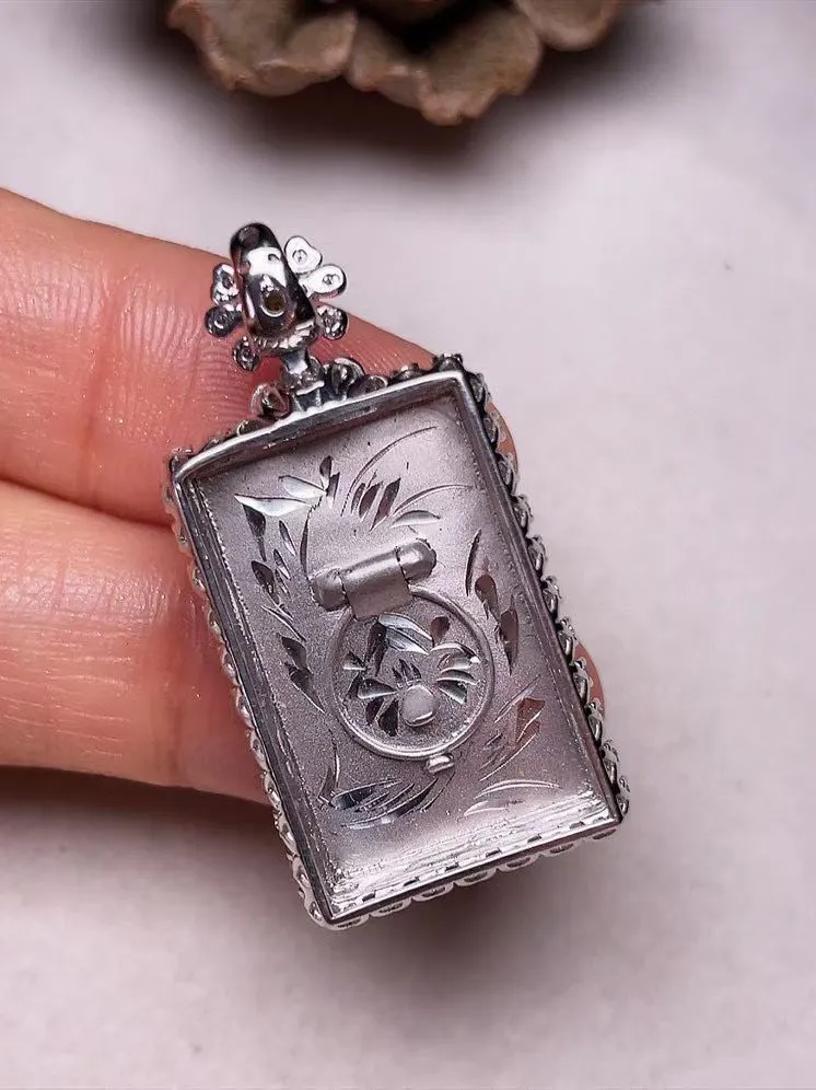 冰糯种阳绿平安无事牌吊坠、真金真钻镶嵌，种水好，玉质细腻 .裸石尺寸 22.0*14.0