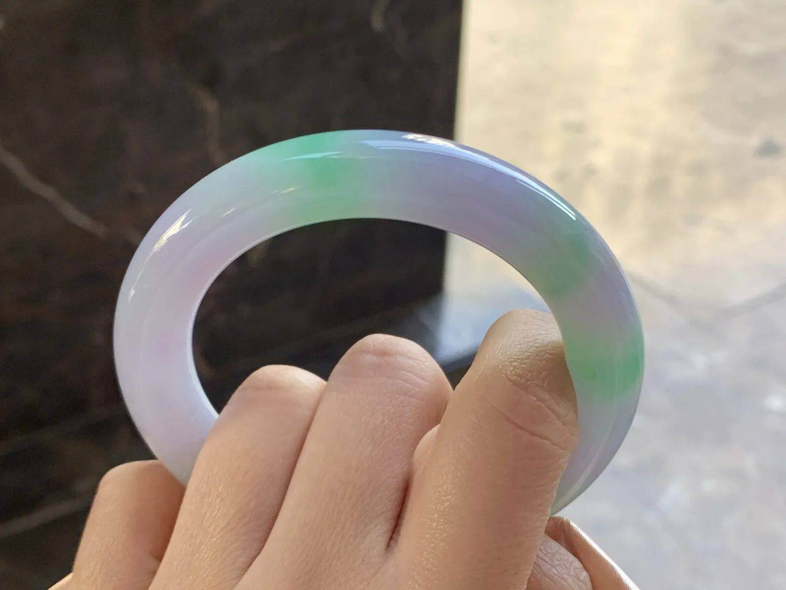 56-11.4

春带彩圆条手镯^_^鲜艳 玉质温润