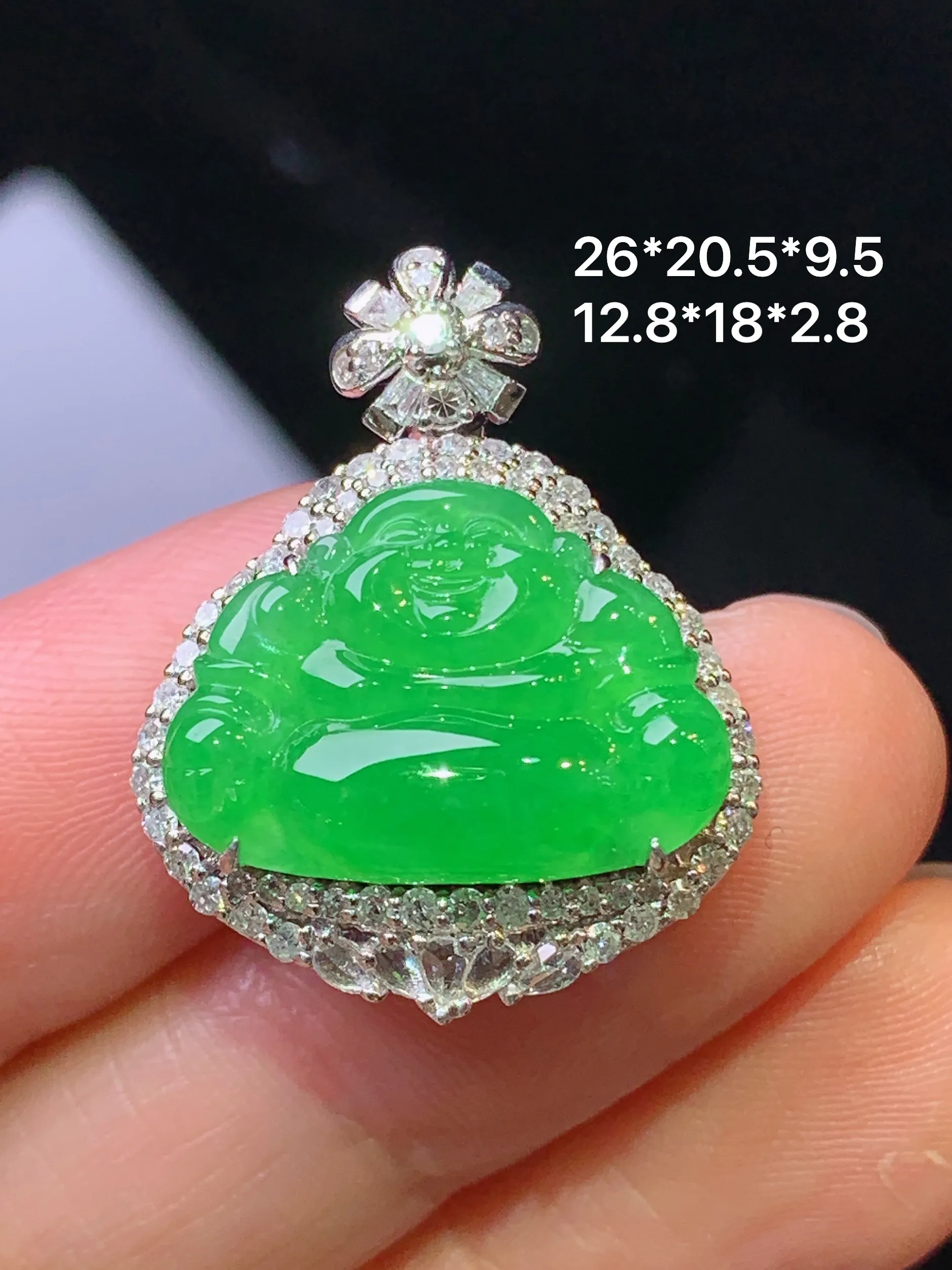 18k金钻镶嵌满绿佛公吊坠 玉质细腻 色泽艳丽清新 整体尺寸26*20.5*9.5