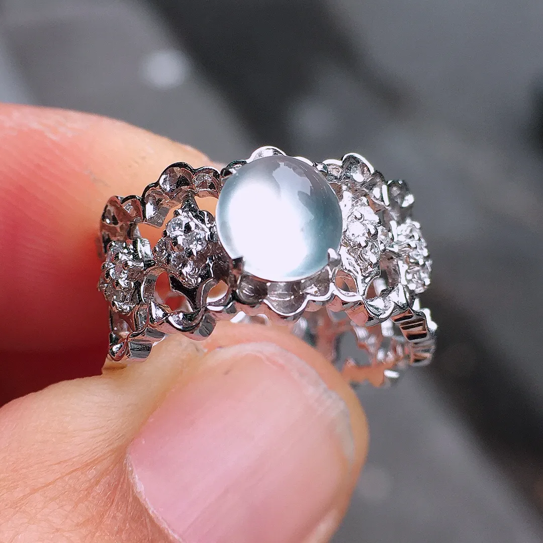 玻璃种蛋面戒指，玉质细腻，荧光感超
强，饱满圆润，尽显优雅气质，18k
金豪华镶嵌