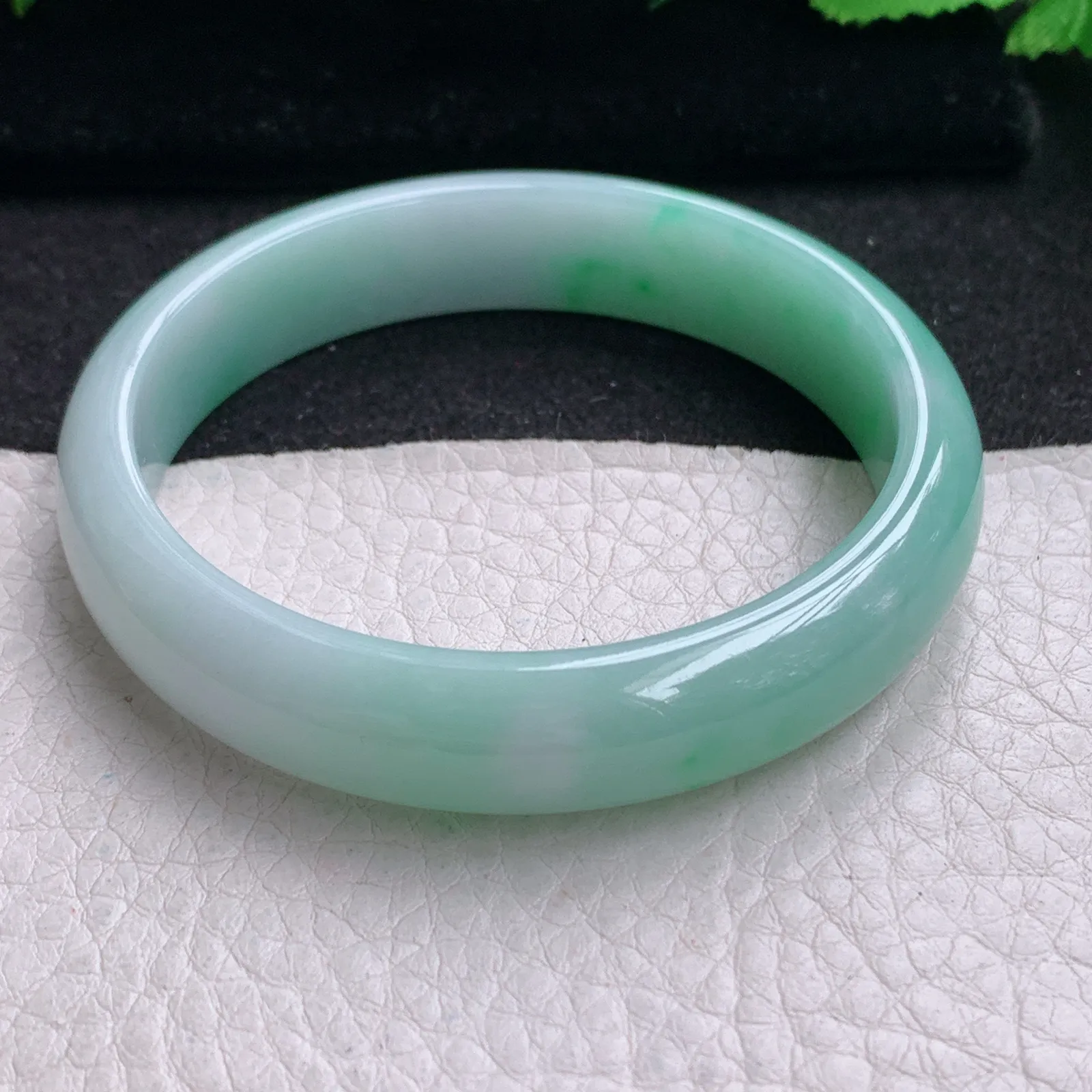 js实拍55*12.3*7平安镯 缅甸翡翠精美晴美飘绿宽边玉手镯 玉手环