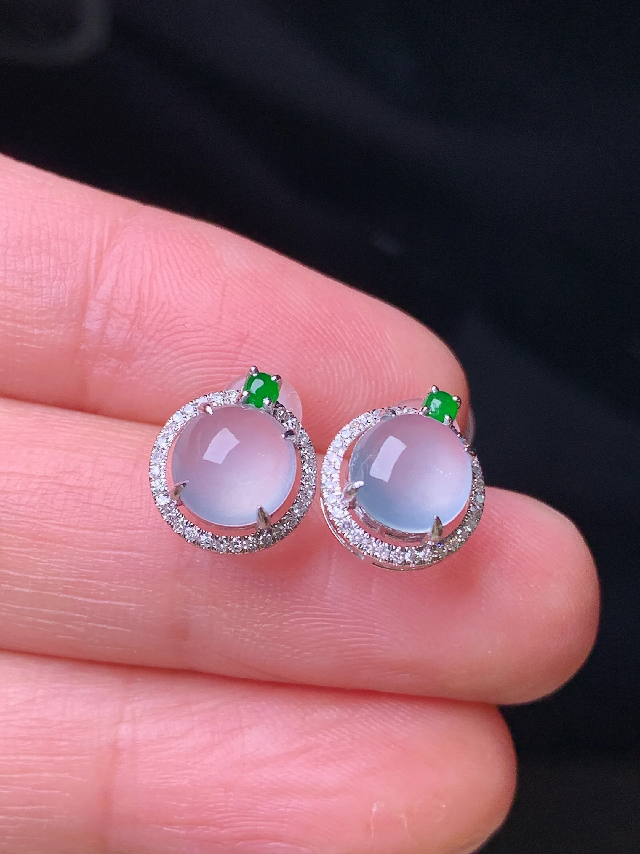 18k金钻镶嵌冰种蛋面耳钉 玉质细腻 色泽艳丽清新 整体尺寸 10.5*9*5.8