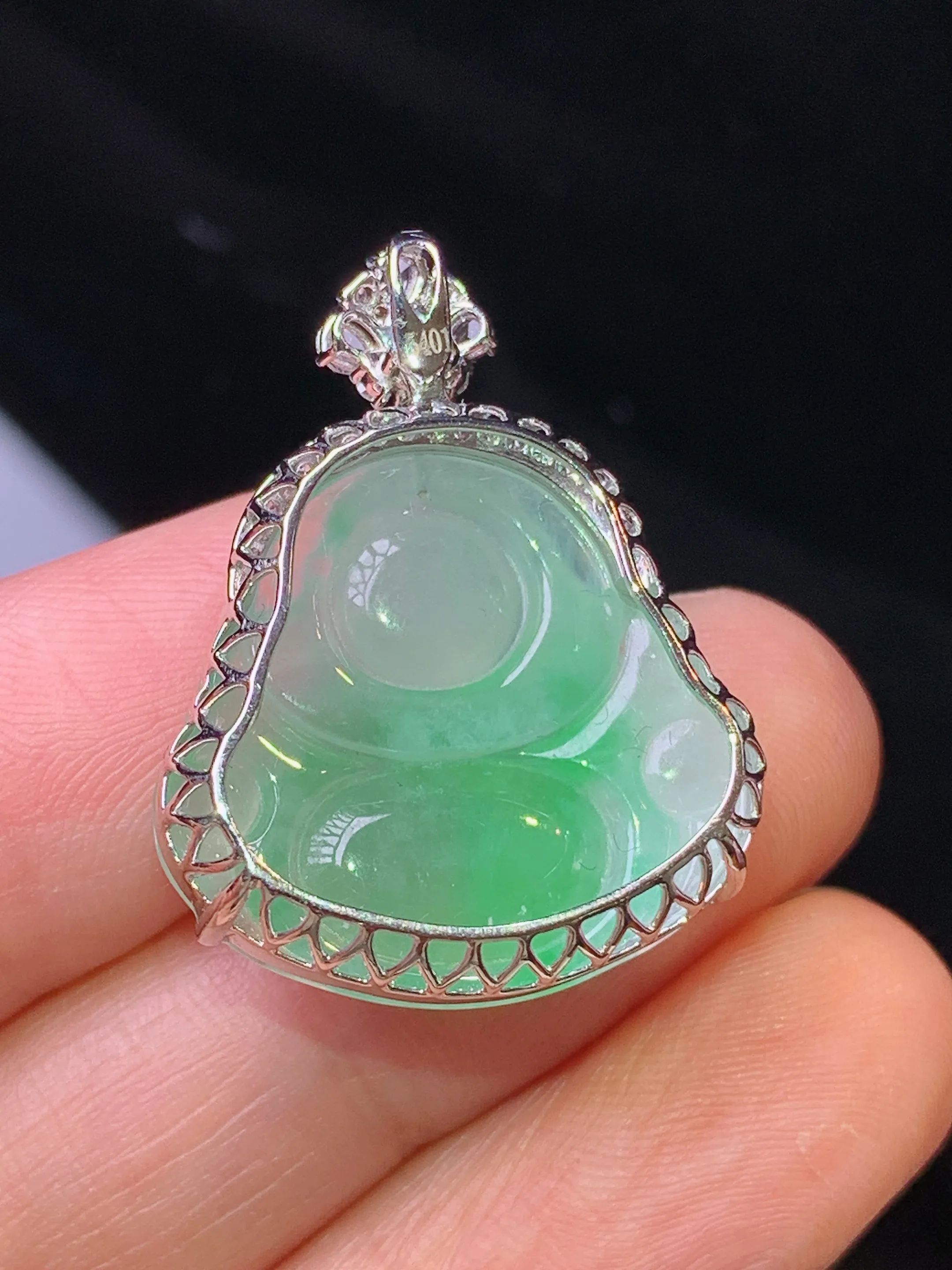 18k金钻镶嵌飘绿佛公吊坠 玉质细腻 色泽艳丽清新 整体尺寸27.6*21.5*9