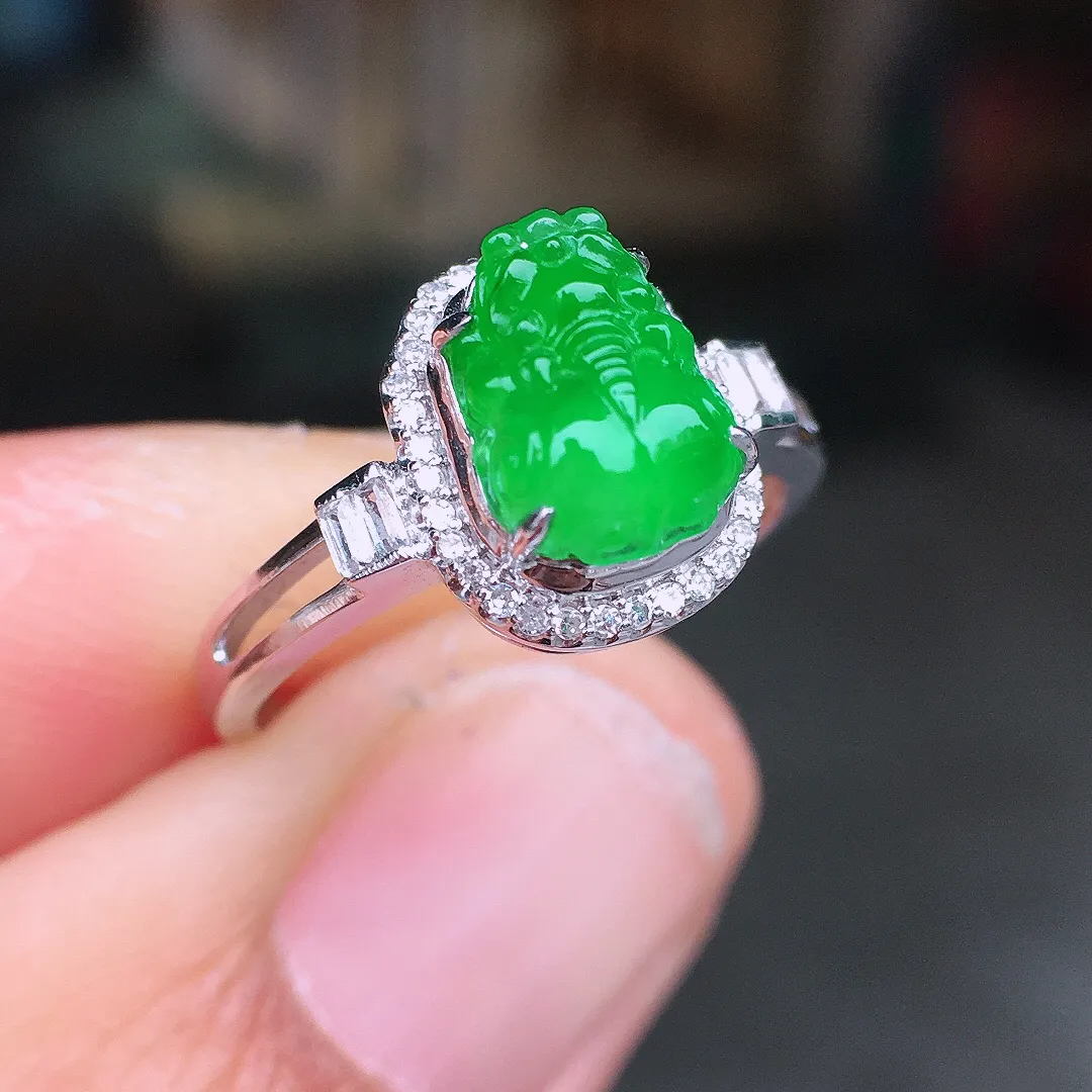 阳绿貔貅戒指，色泽均匀艳丽，玉质细腻，荧光感超
强，饱满圆润，尽显优雅气质，18k
金豪华镶嵌