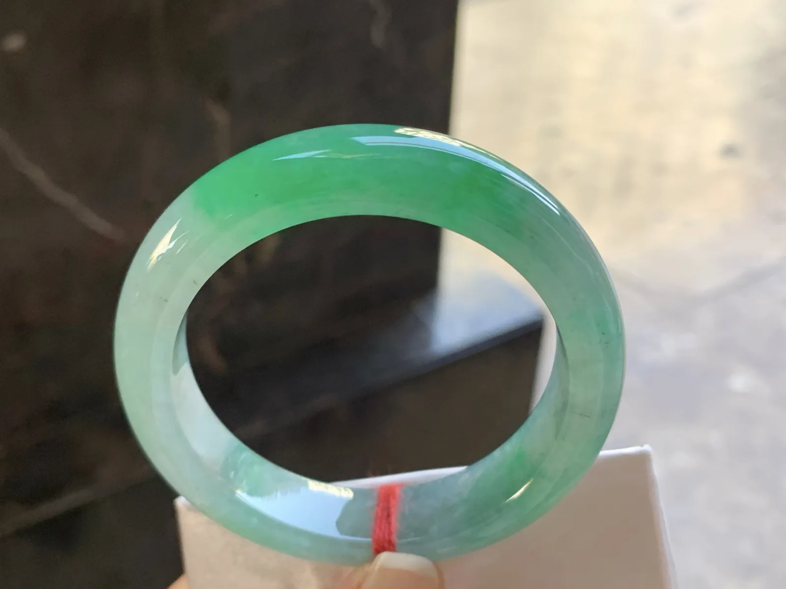 54-13.3-8.7

绿色手镯^_^颜色鲜艳 玉质温润 起光