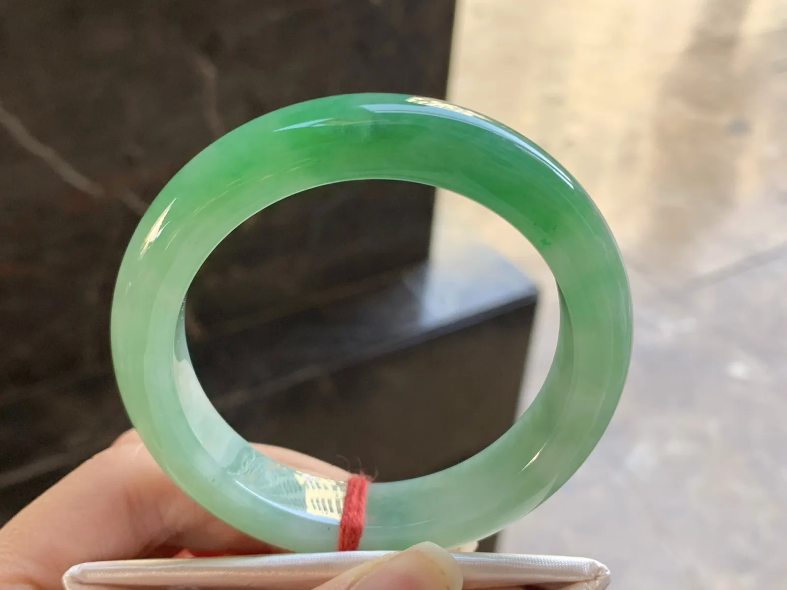 54-12.5-9.3

浓绿色手镯^_^鲜艳 玉质温润