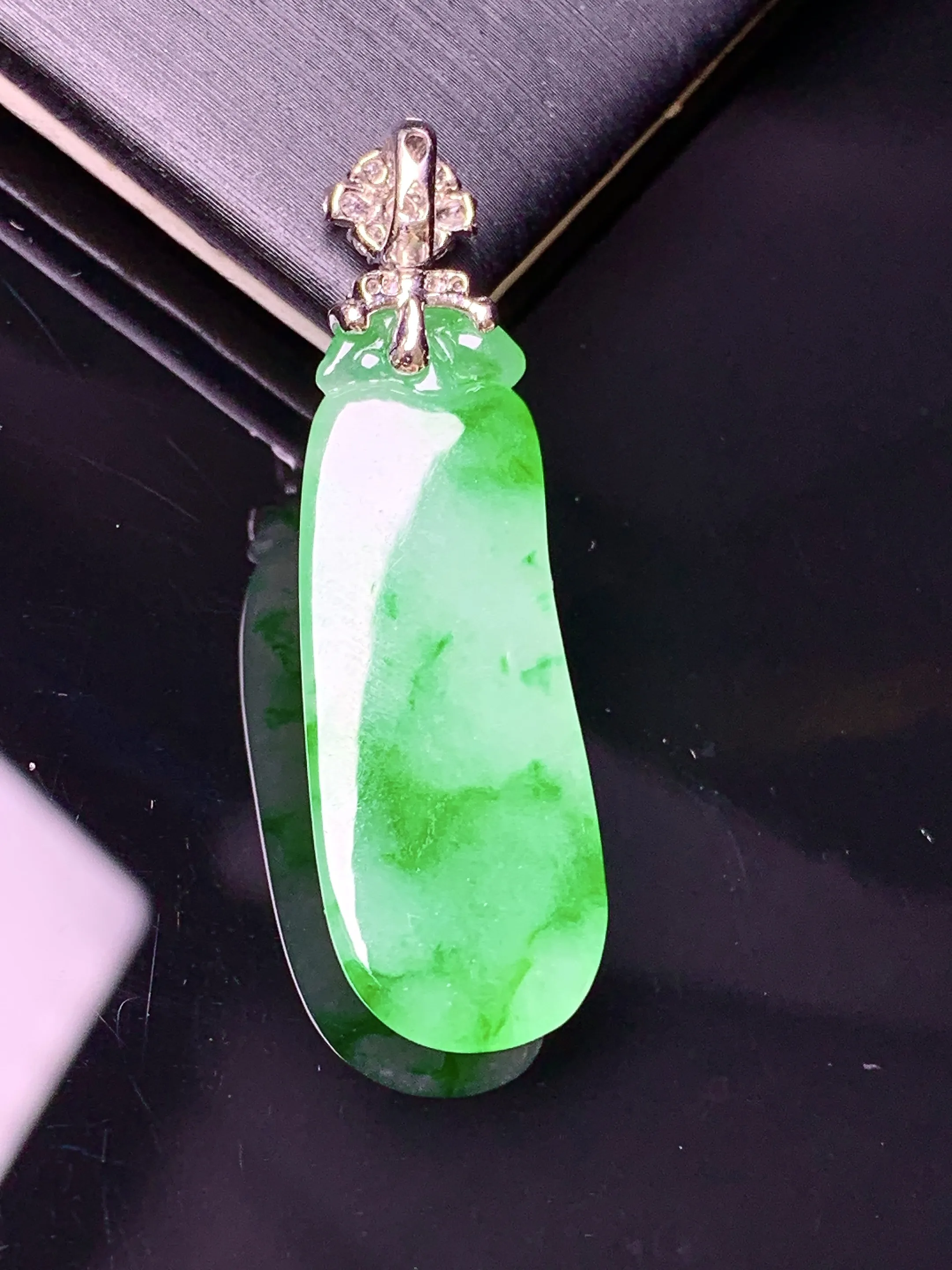 18k金钻镶嵌翠绿福瓜吊坠 玉质细腻 色泽艳丽清新 整体尺寸39.6*11.3*4.6