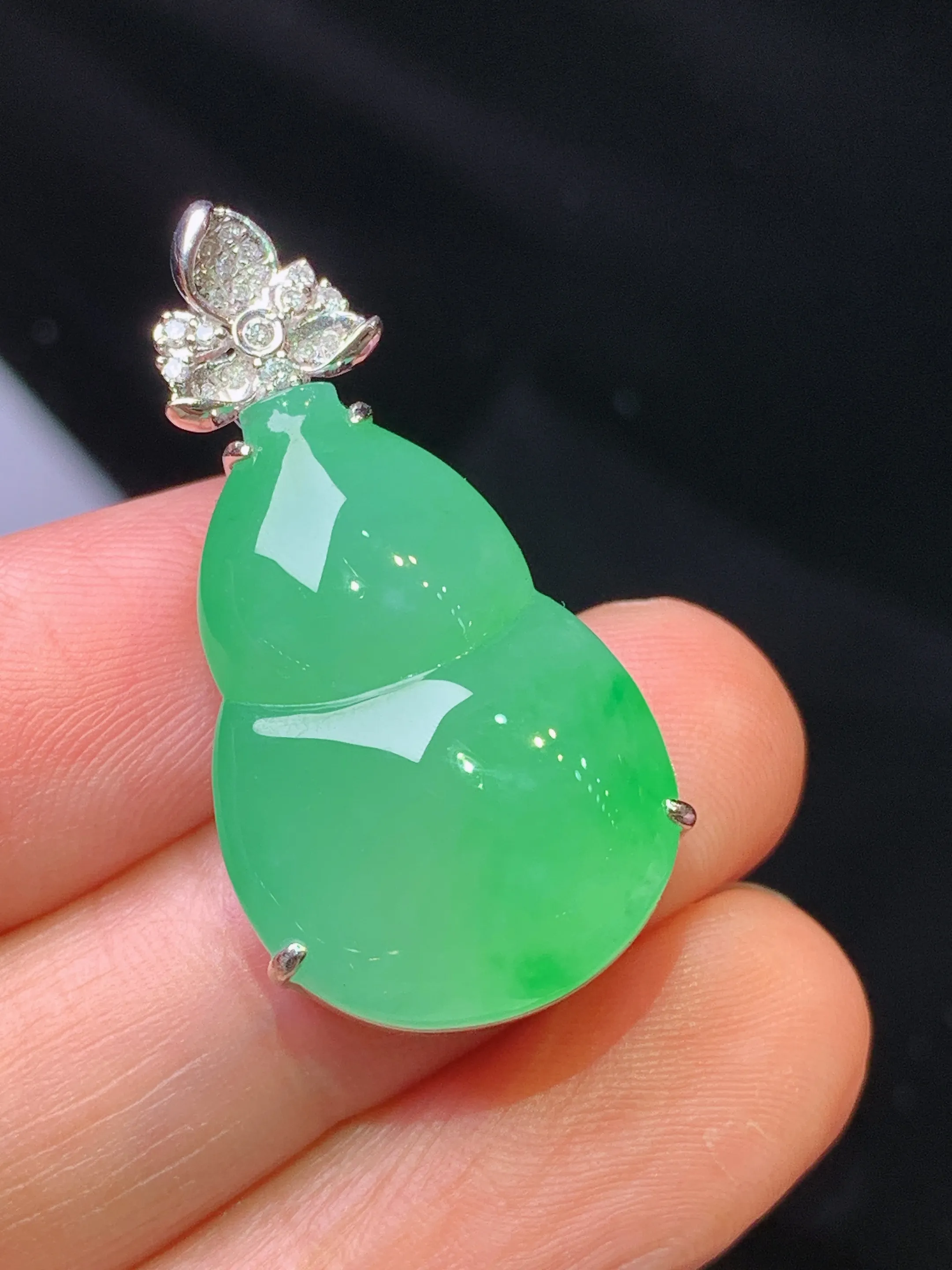 18k金钻镶嵌翠绿葫芦吊坠 玉质细腻 色泽艳丽清新 整体尺寸32*16.5*9.6