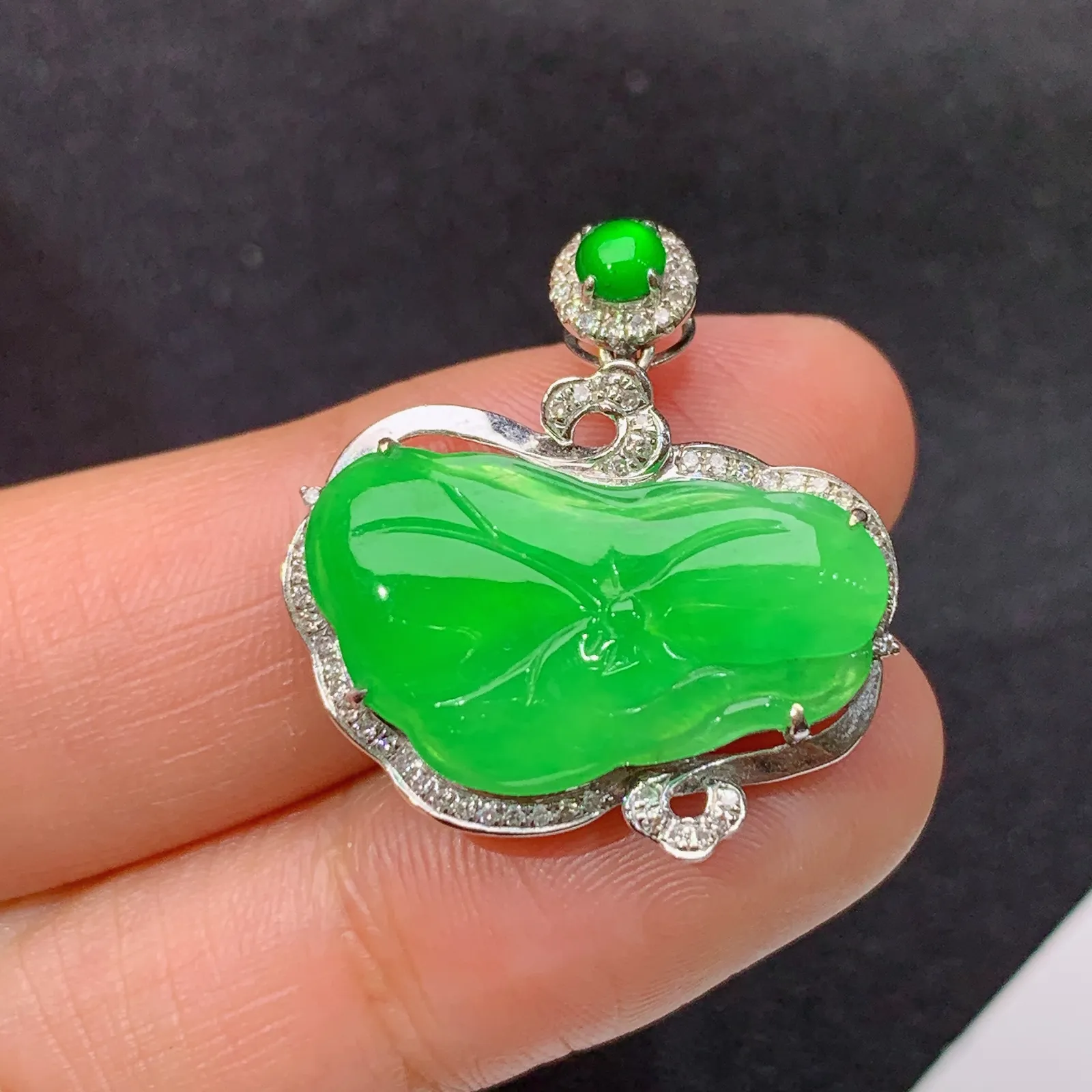 冰阳绿荷叶吊坠，18k金镶嵌，冰润色阳，玉质细腻，种水足，Xg 尺寸24.1*23.2*6.2