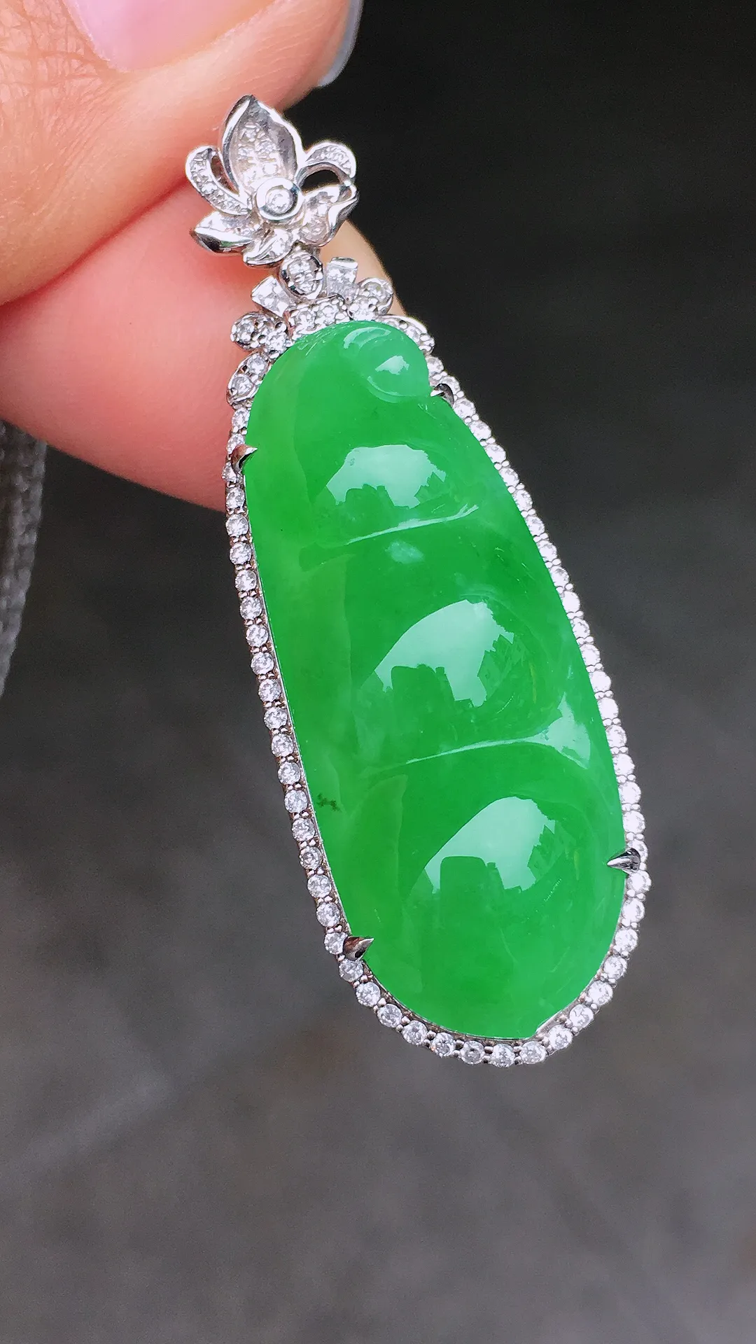 阳绿福豆吊坠，色泽均匀艳丽，玉质细腻，荧光感超
强，饱满圆润，尽显优雅气质，18k
金豪华镶嵌