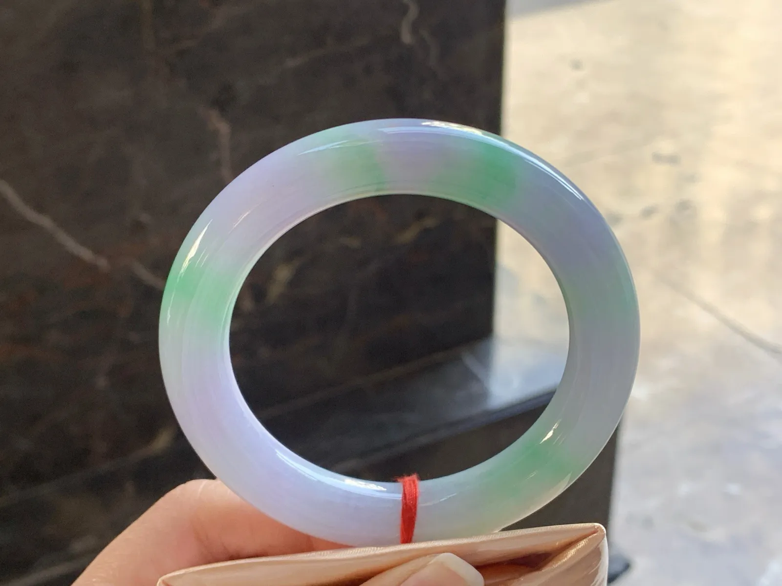 56-11.4

春带彩圆条手镯^_^鲜艳 玉质温润