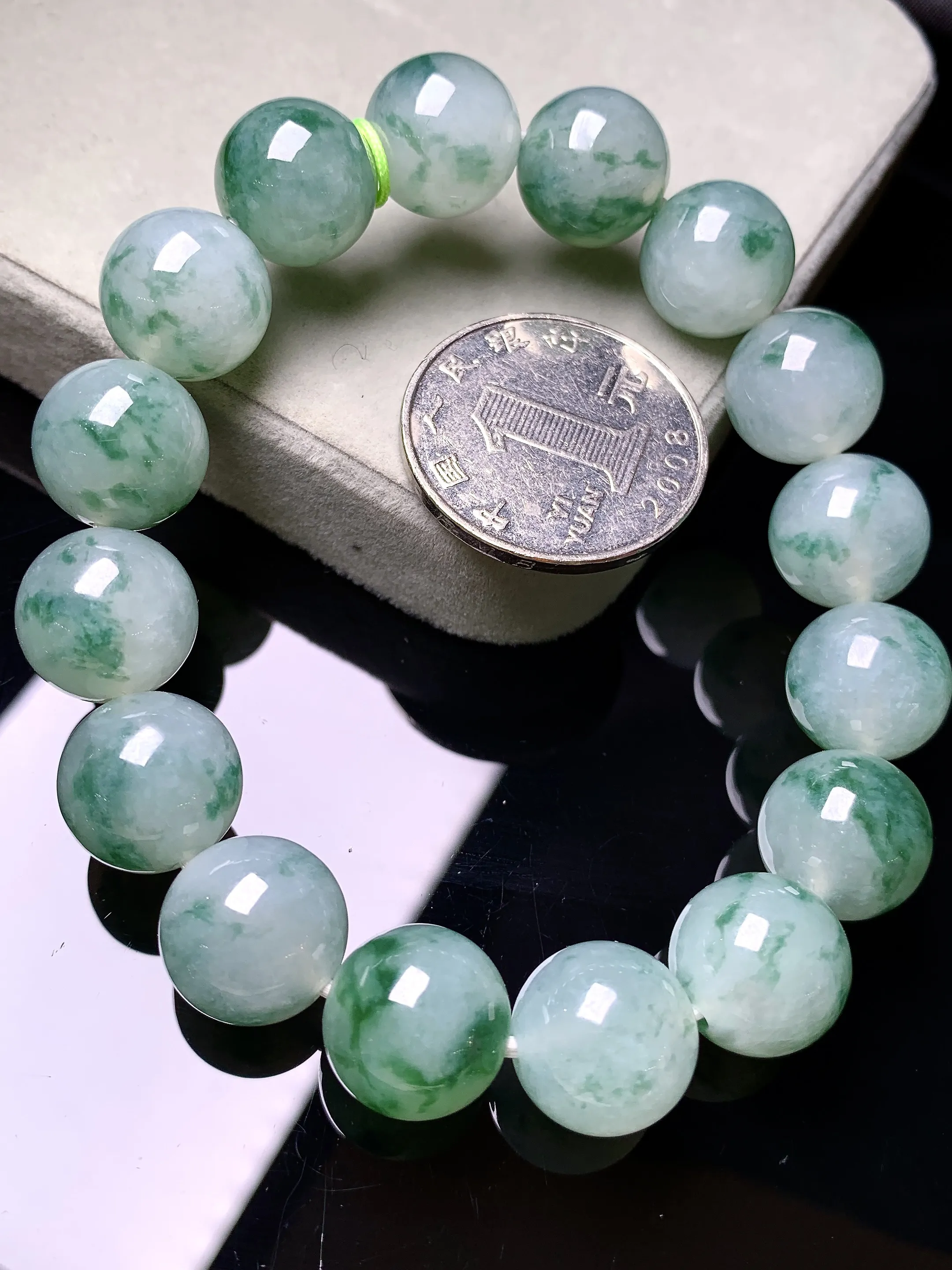 飘花圆珠手链 玉质细腻 色泽清新艳丽 整体尺寸12.8