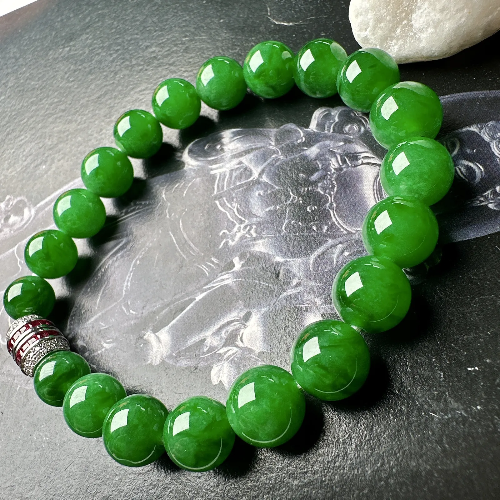 【冰种满绿圆珠手串】辣绿色泽，冰感十足，通透闪亮，颜色很艳丽，收藏品质，推荐入手。直径8.4-10.6之间