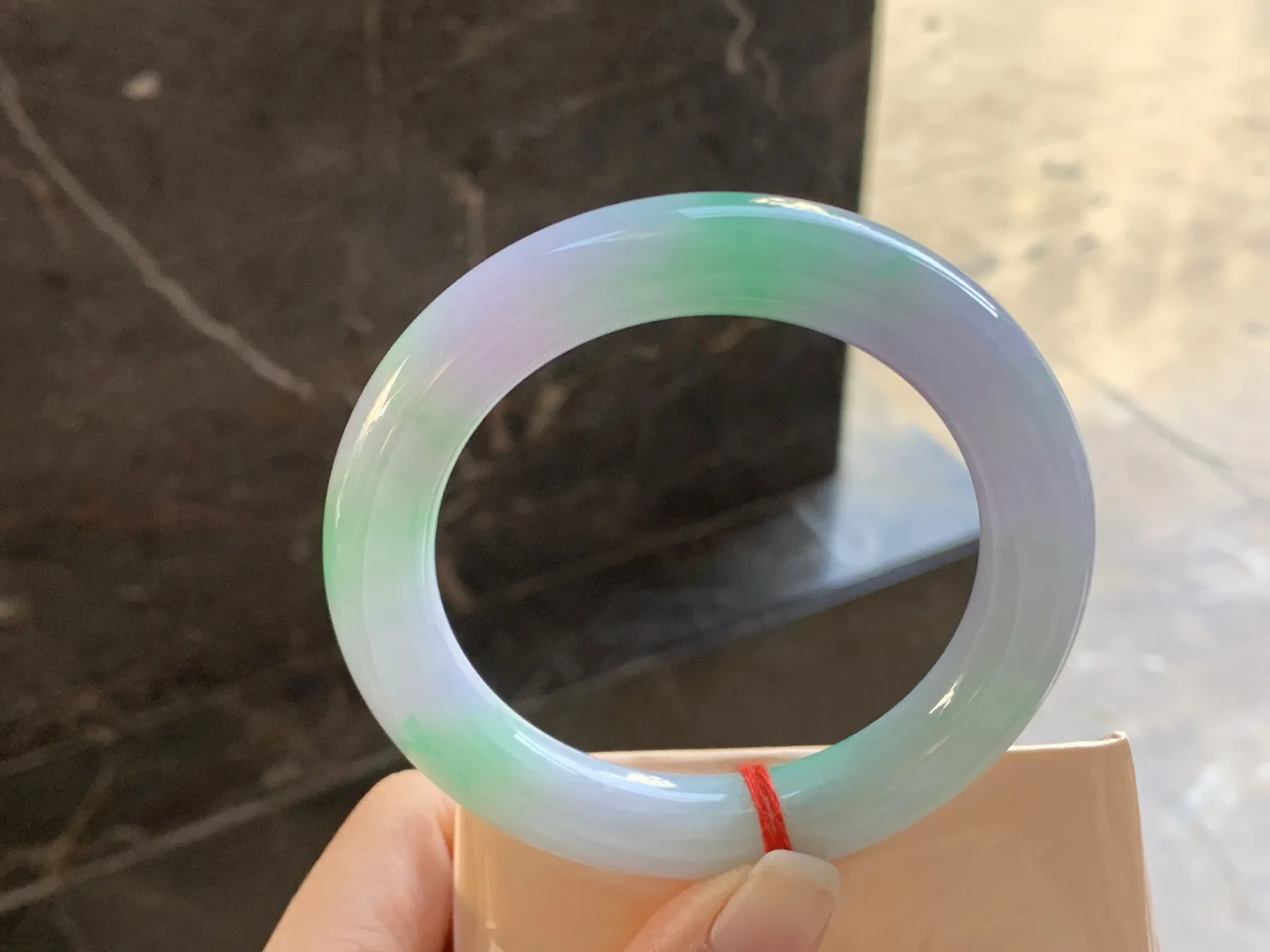 56-11.4

春带彩圆条手镯^_^鲜艳 玉质温润