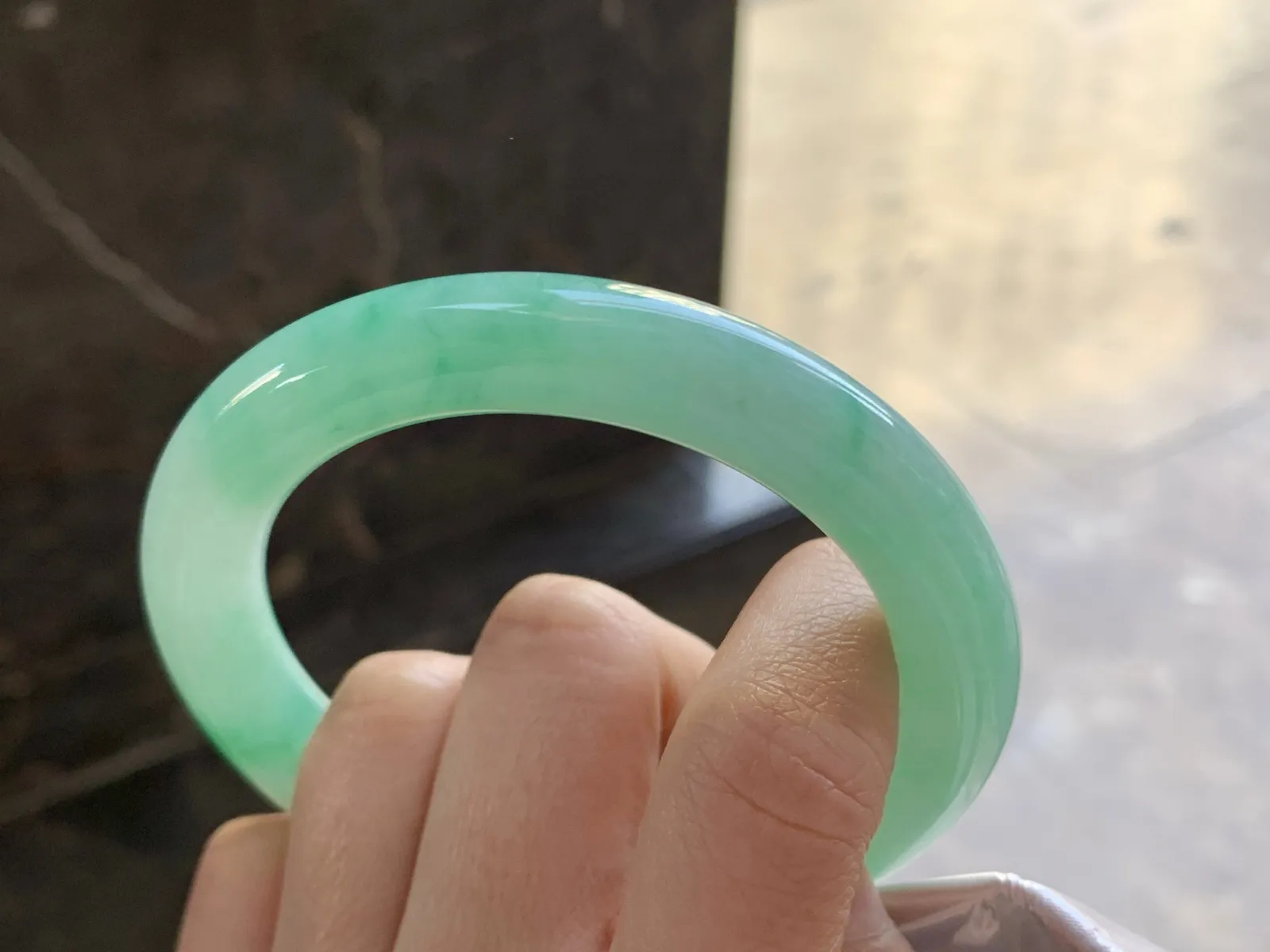 56.5-10.5

阳绿色圆条手镯^_^玉质温润 色阳