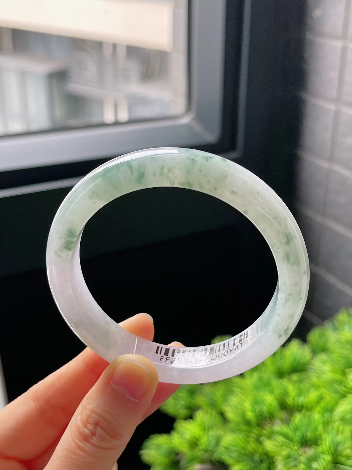 正圈57.5圈口，翡翠冰糯种飘绿手镯