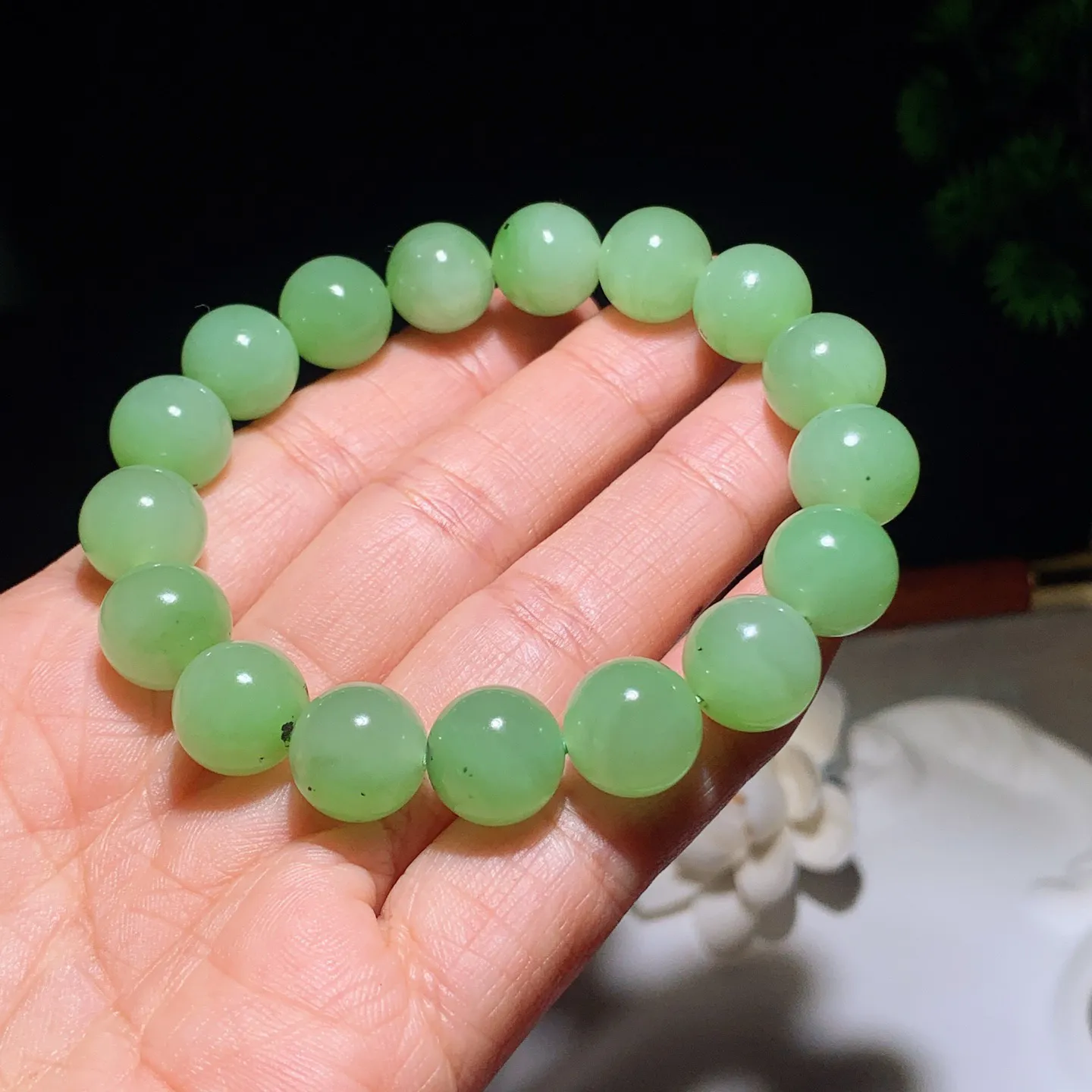 和田玉苹果绿俄罗斯碧玉手串 单颗尺寸12！玉质细腻油润。手推出油。佩戴高端典雅。lt260122