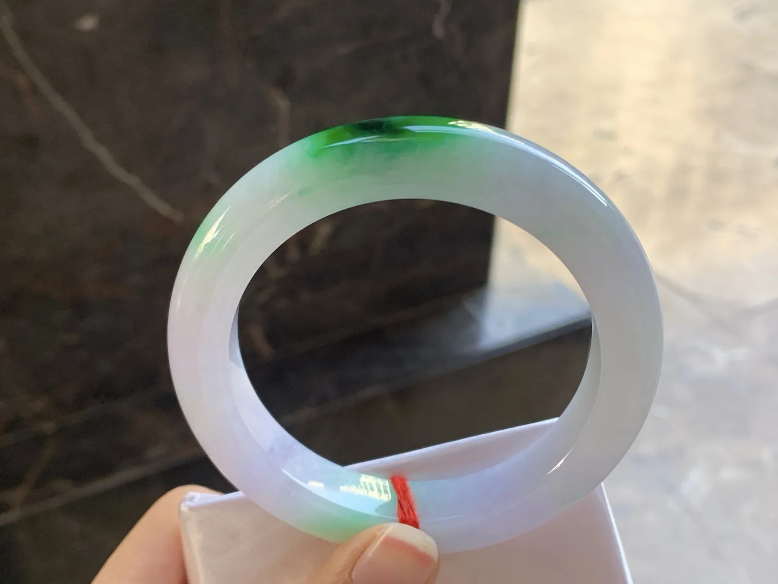 57-12.3-10.4

辣绿色手镯^_^颜色鲜艳 玉质温润