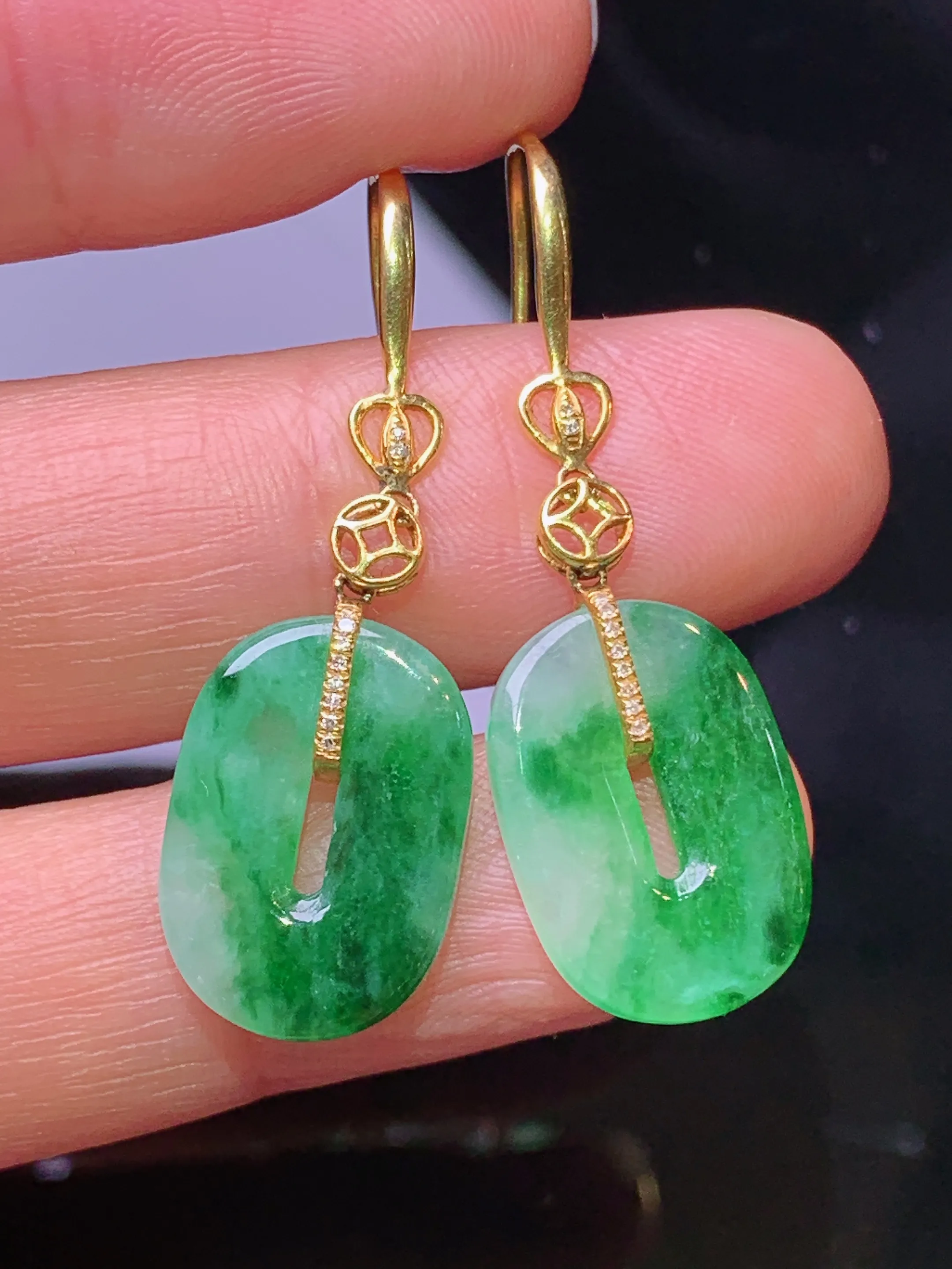 18金钻镶嵌飘绿平安扣耳坠 玉质细腻 色泽清新艳丽 整体尺寸37*11.5*2.7