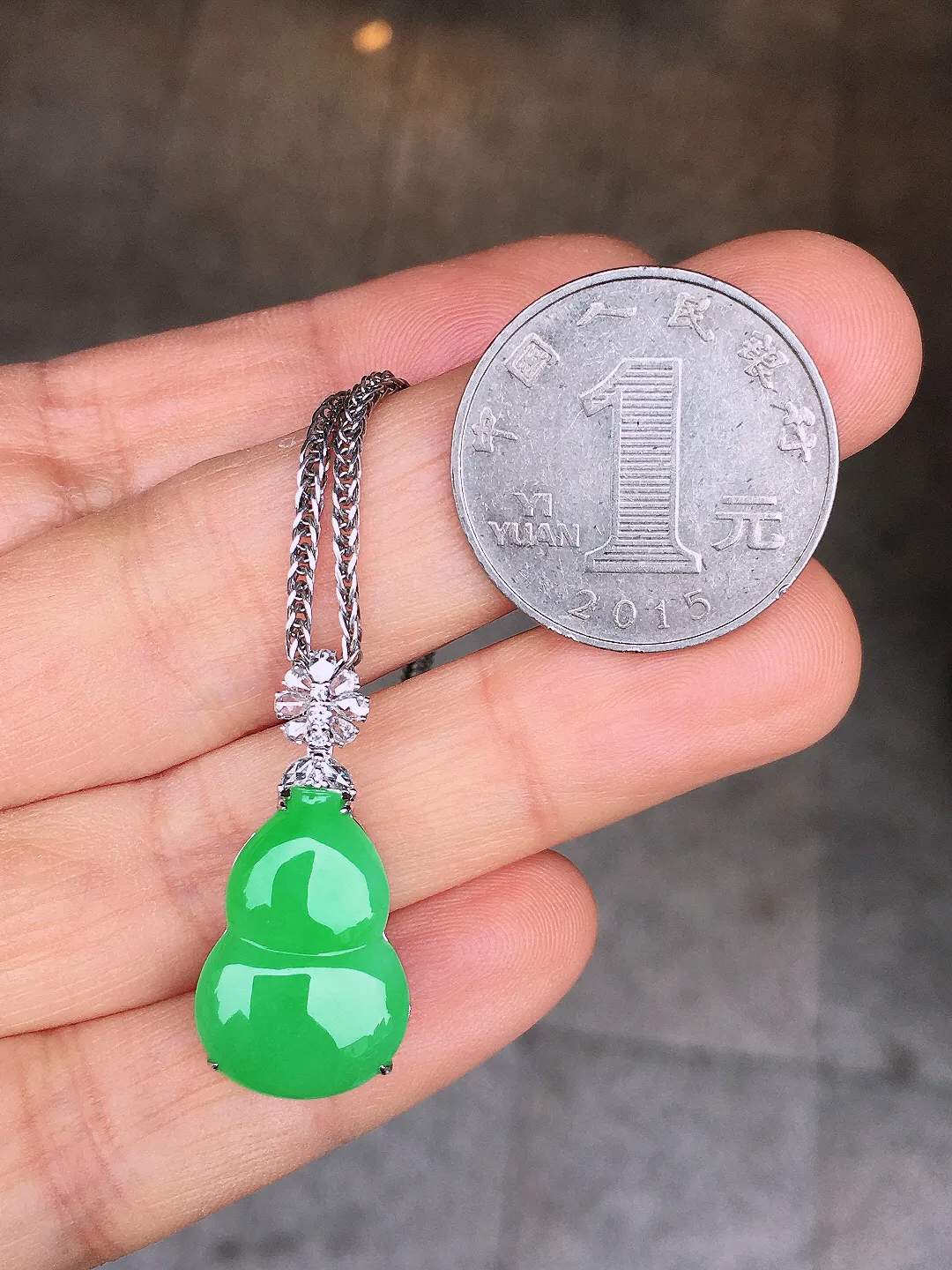 阳绿葫芦吊坠，色泽均匀艳丽，玉质细腻，荧光感超
强，饱满圆润，尽显优雅气质，18k
金豪华镶嵌