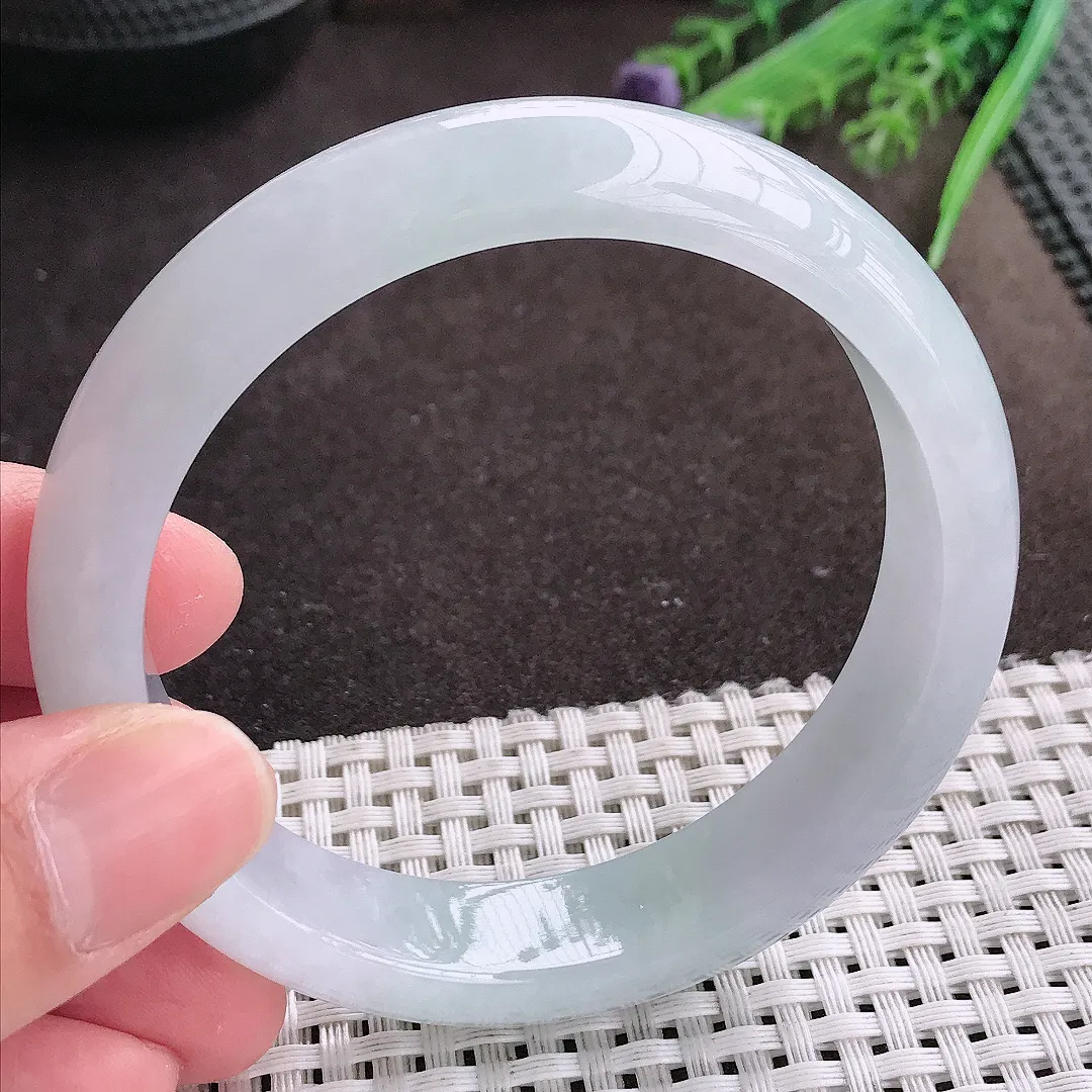 实拍A货翡翠59/14.3/8.1老坑秀气冰润月光白手镯宽边翡翠玉镯