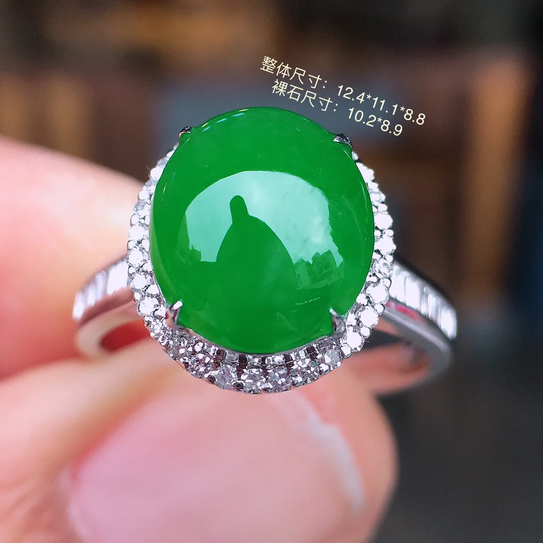 阳绿蛋面戒指，色泽均匀艳丽，玉质细腻，荧光感超
强，饱满圆润，尽显优雅气质，18k
金豪华镶嵌