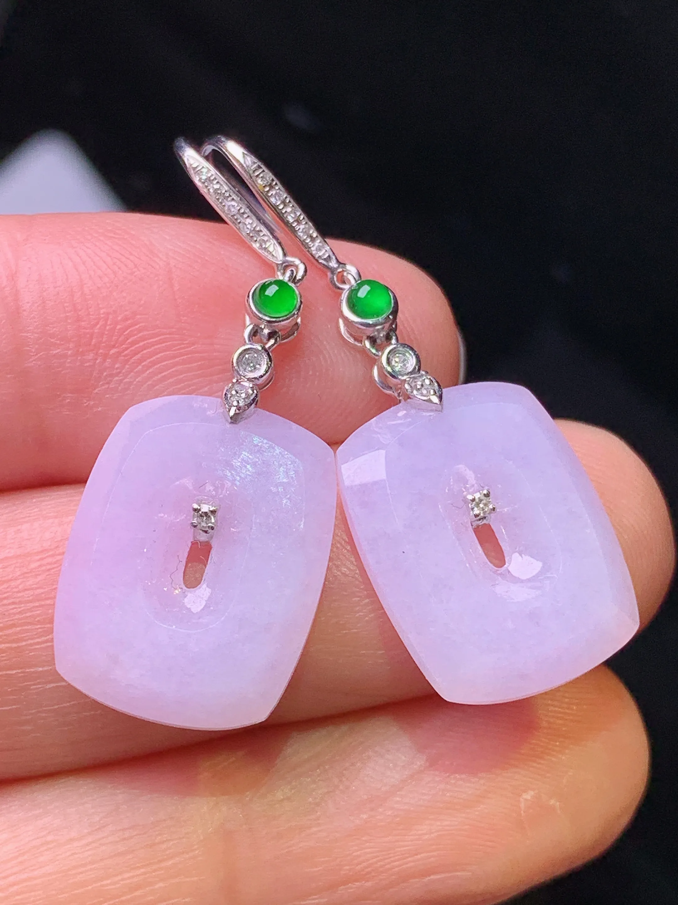 18k金钻镶嵌紫罗兰平安扣耳坠 玉质细腻 色泽艳丽清新 整体尺寸34.6*12.5*3.8