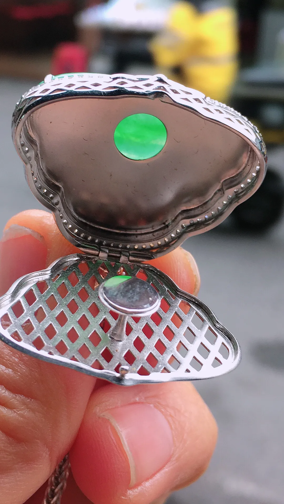 飘绿吊坠，色泽艳丽，玉质细腻，荧光感超
强，饱满圆润，尽显优雅气质，18k
金豪华镶嵌