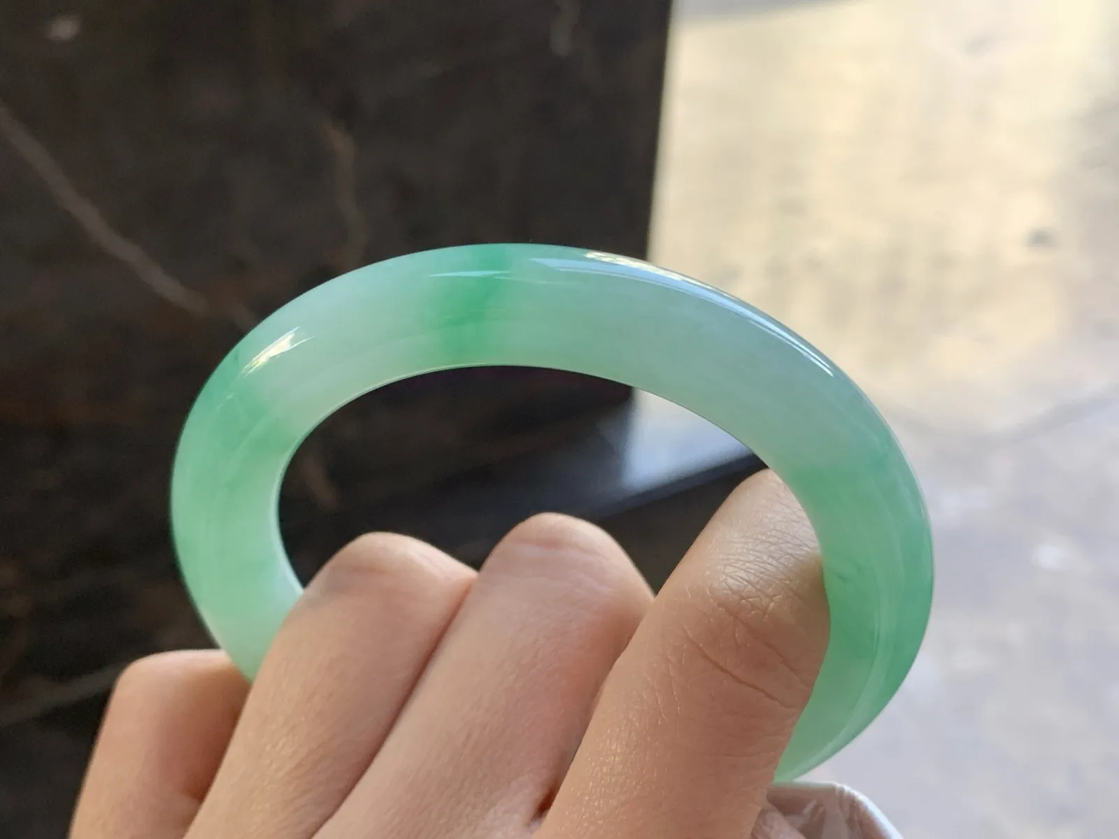 56.5-10.5

阳绿色圆条手镯^_^玉质温润 色阳